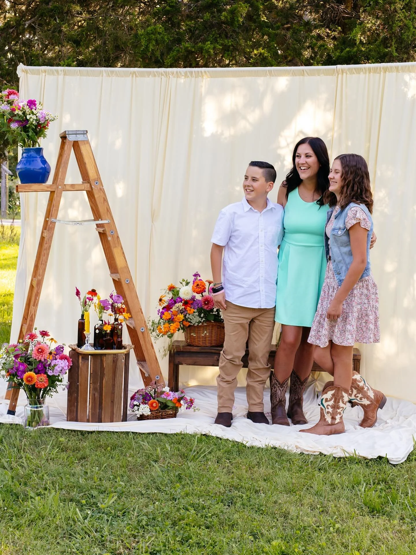 Bre was the winner of our giveaway for a free flower mini session and I was so thankful to be able to capture her precious family! 💐