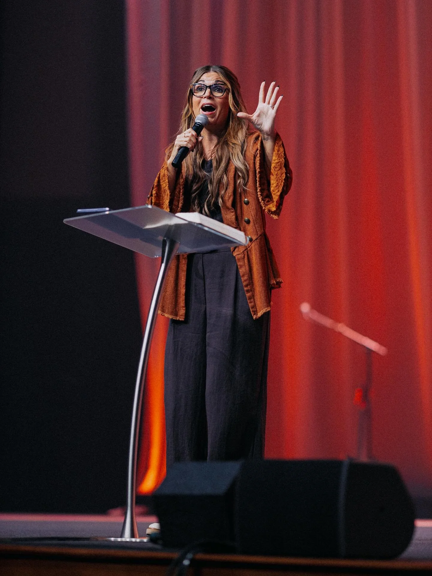 Somebody pinch me!! Last year, I had the chance to meet Natalie, the face behind @raisedtostay at @salt_community for the first time. I have followed her for YEARS (since 2021 to be exact!) and have loved watching the Holy Spirit work through her. 

