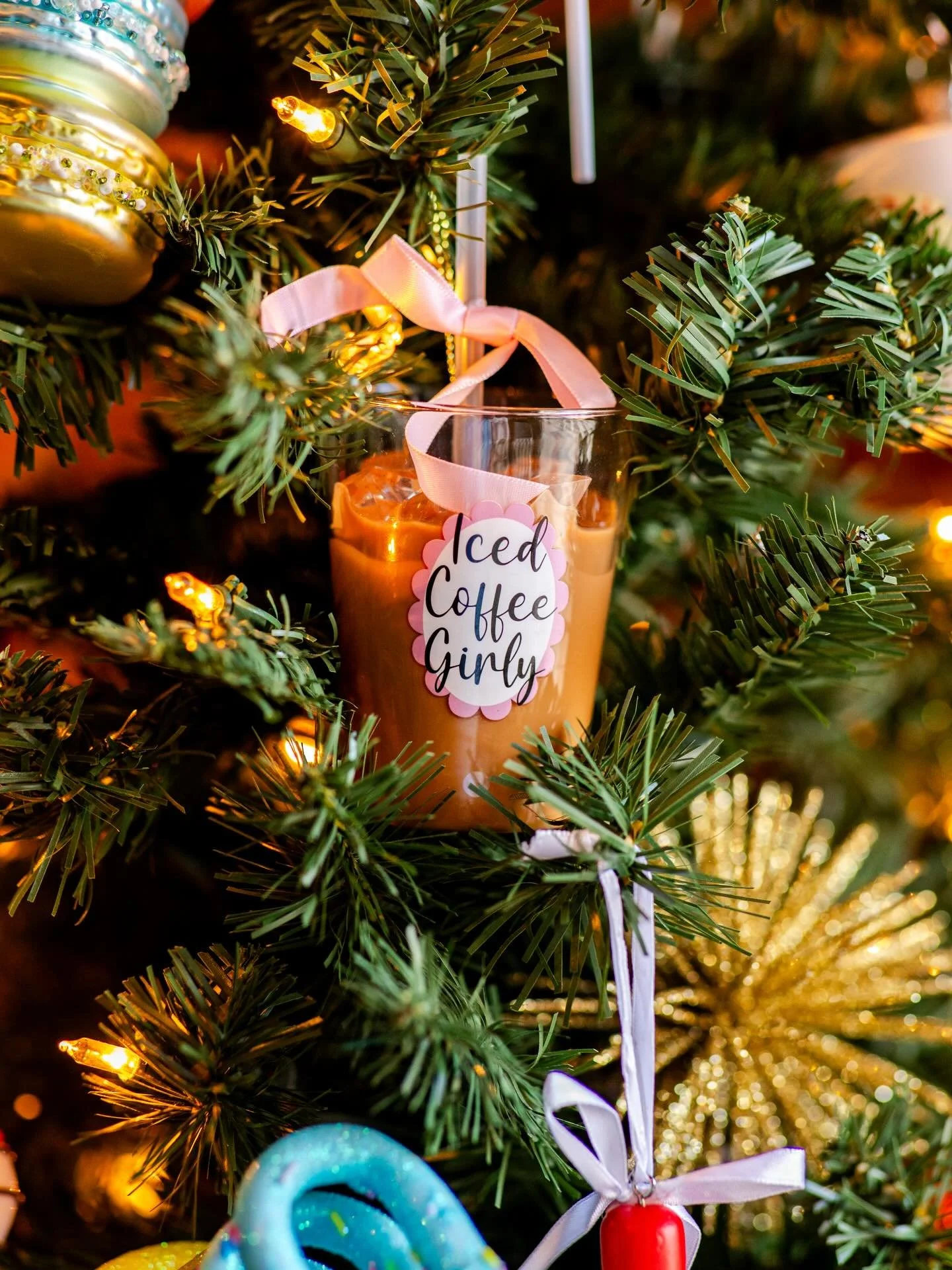 it&rsquo;s christmas tiiiiiime 🤩🎄🎅✨ had a hard time choosing my favorite ornament on the @garmonyhouse_cc tree so I had to capture the cutest ones!!