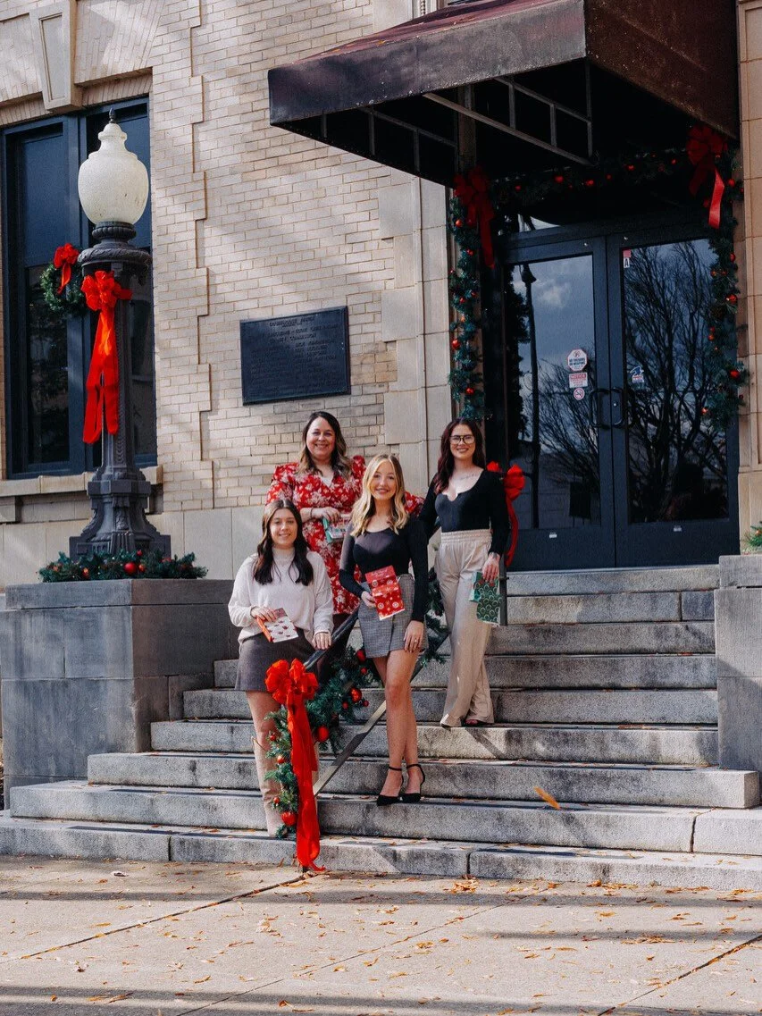 This is your sign to get Christmas pics done with the girlies!! 🎄🤶✨ So glad to have been able to squeeze in this shoot with the dream team at @honeyhairco.salon before their busy season!!