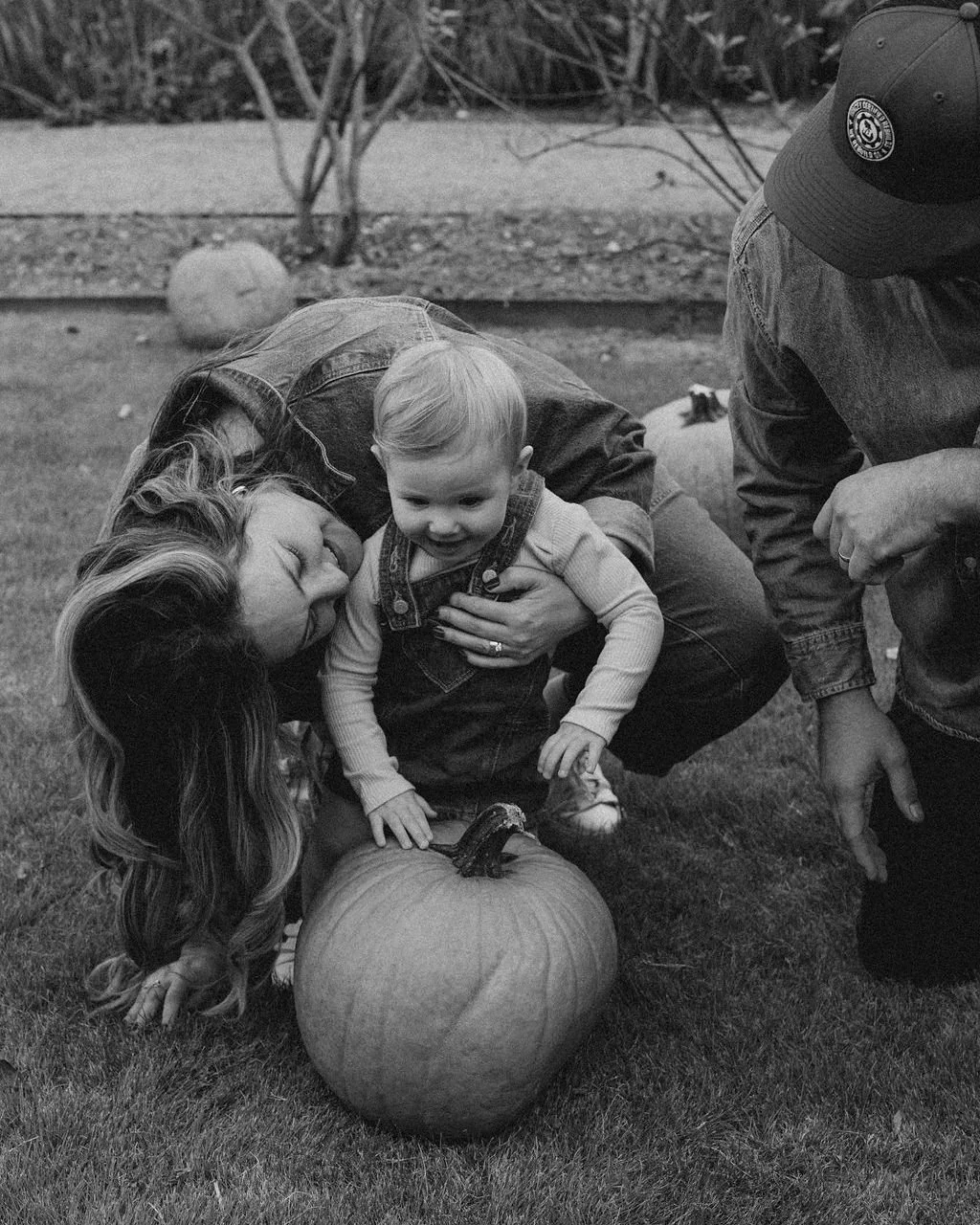 After taking headshots for @perrypropertypartners recently, we headed to their client event to treat their attendees to family photos! 🥹  Totally biased but I can't think of a better way to say thank you!!