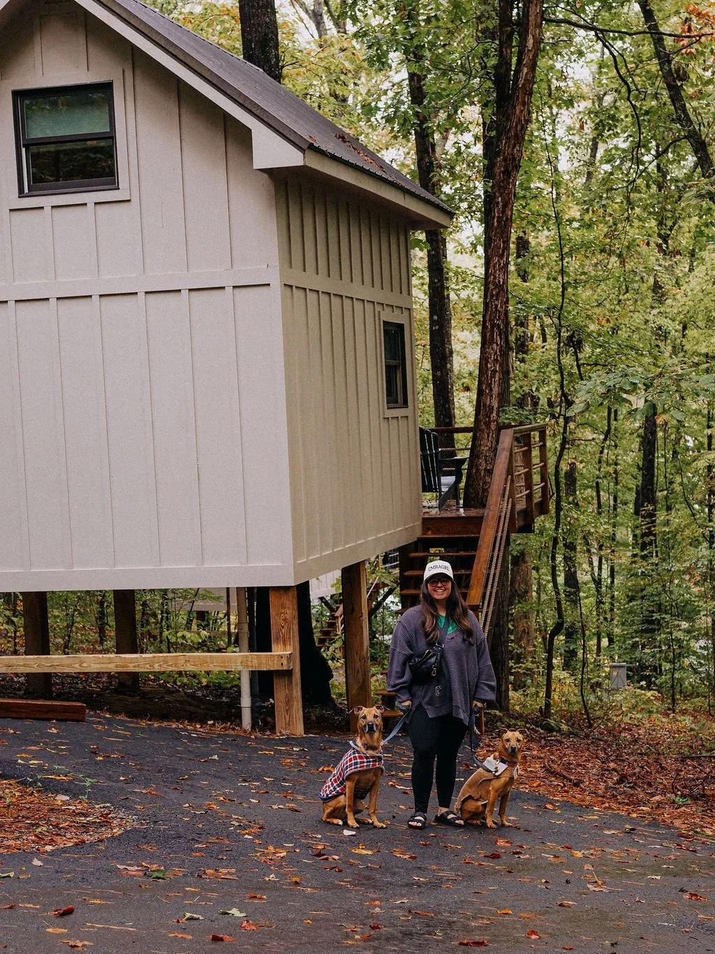 the only thing that can make a content trip to @retreetresort better is having the pups with me!! 🐕 🐕 honestly think they may have loved it even more than me bc look at that dog park 🙈