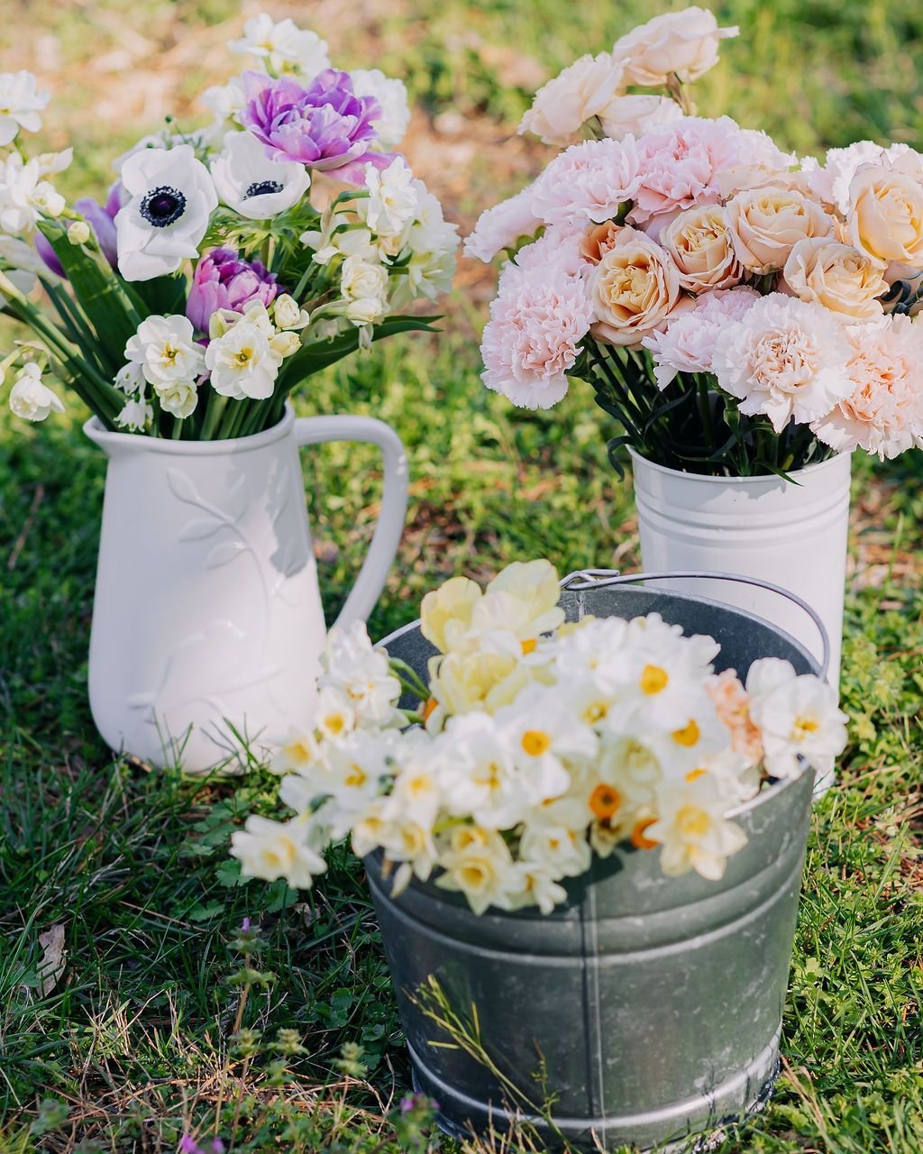 theres NOTHING like a fresh cut bouquet this time of year!! my job doesn't always look like wandering through flower fields but I love when it does 💐