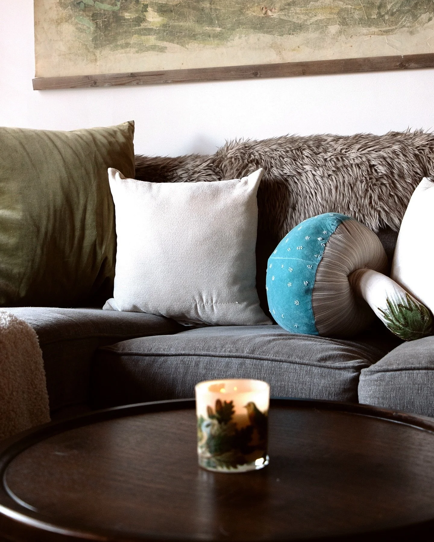 Sometimes all you need is a cozy couch and a beautiful view. Swipe for a time-lapse of the winter sunrise over the lake as seen from the Little Fox Den couch. ps. We had a last minute cancelation and next weekend is open! 🌄❄️