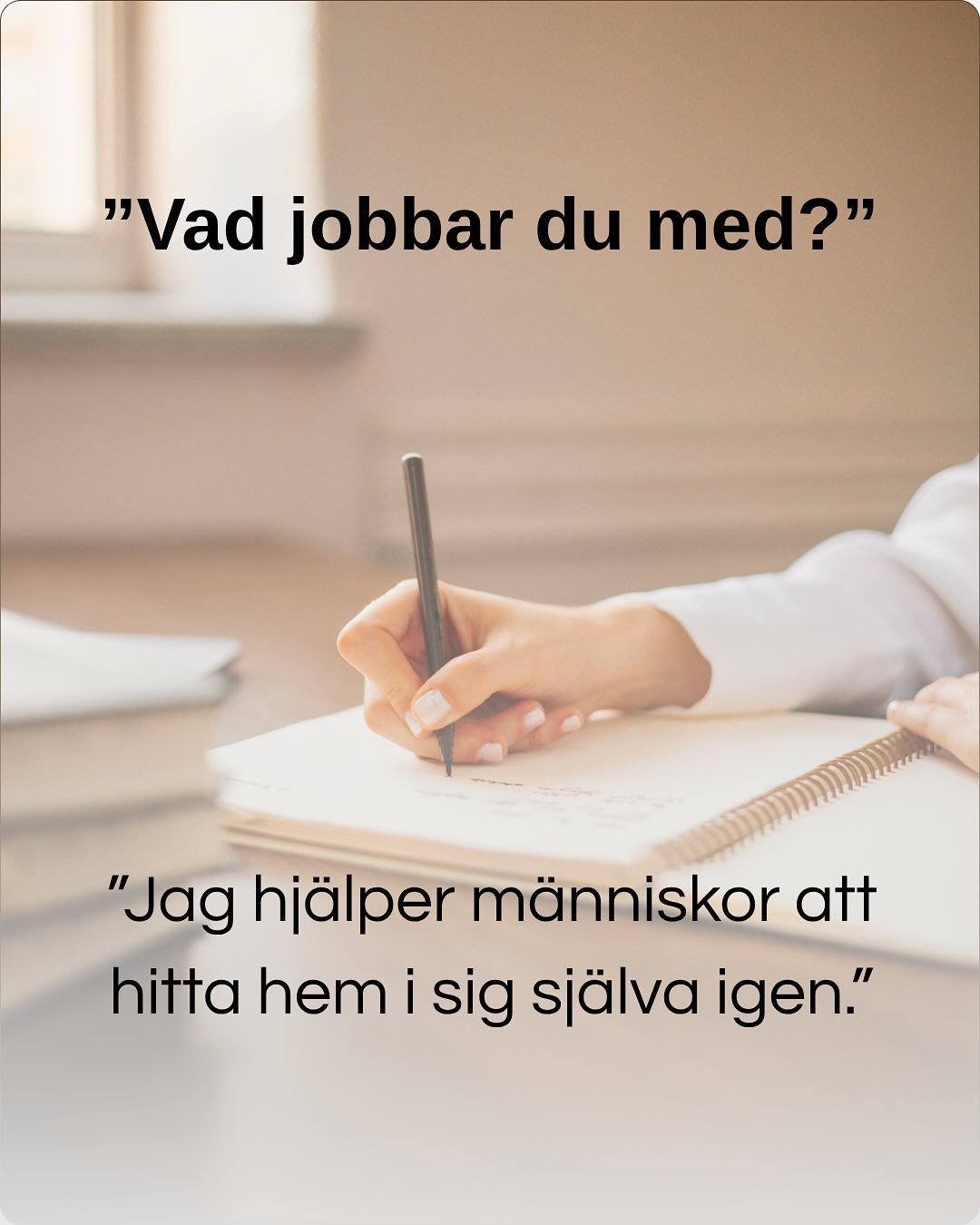 &rdquo;Vad jobbar du med?&rdquo; 

Det &auml;r sv&aring;rt att beskriva enkelt.
F&ouml;r terapi, f&ouml;r mig, handlar inte fr&auml;mst om att analysera eller observera.
Det handlar om att m&ouml;ta.

Att sitta tillsammans i det som k&auml;nns, utan 