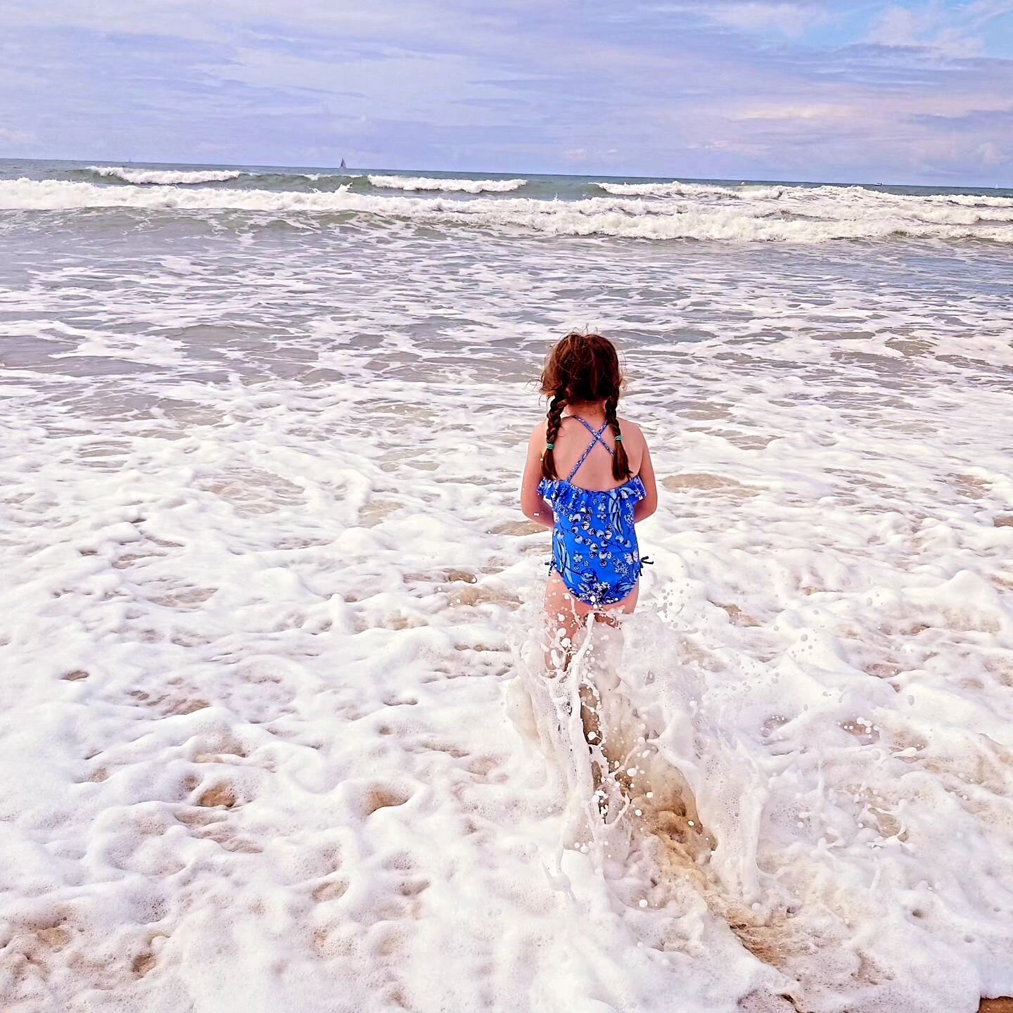 The clocks do a spring forward tonight.
Praise be!  Aren't we all more than ready for Spring, to be honest I'm ready for summer 😉 

#clocks #springtime #seaswimming #makingmemories #cornwall #light