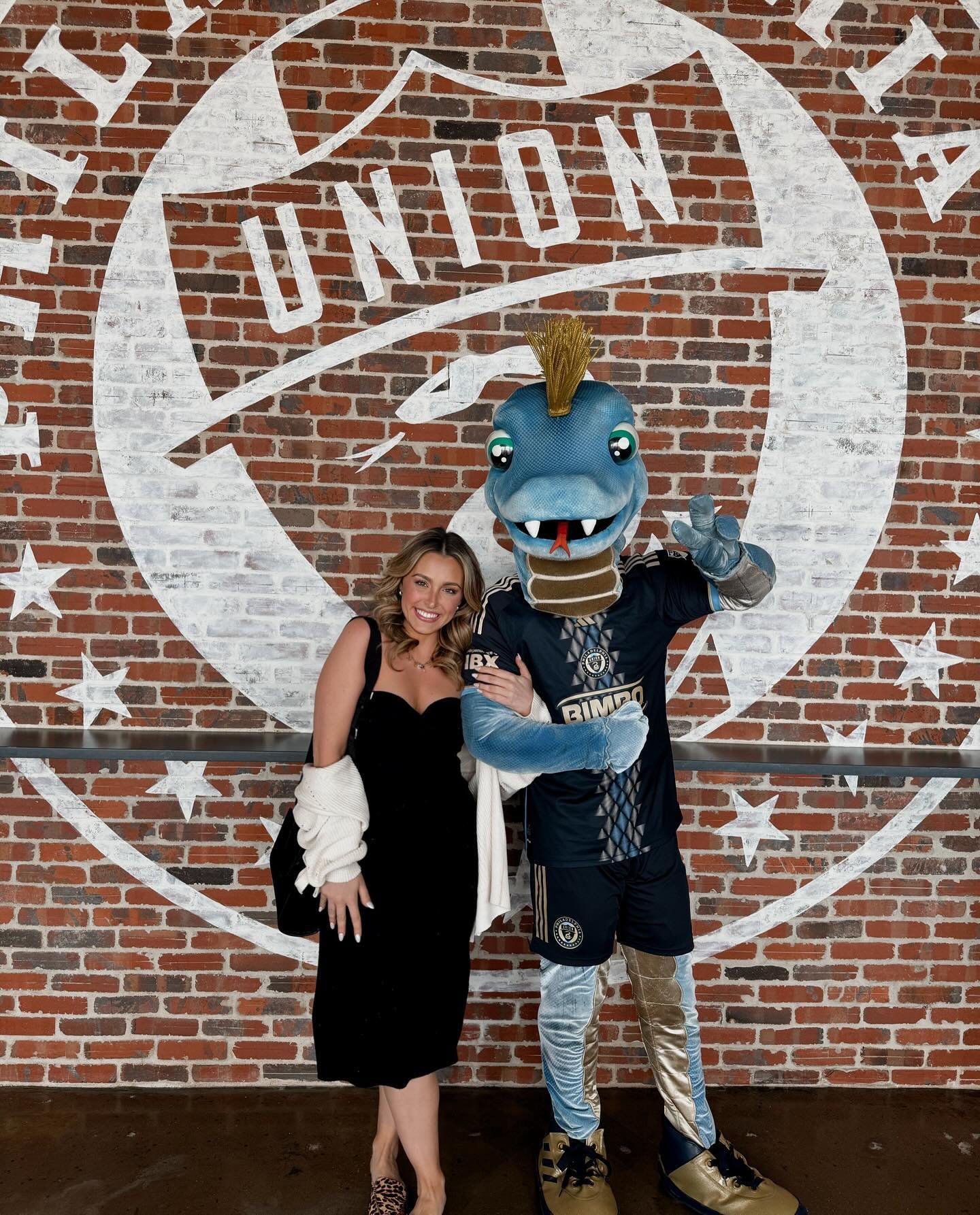 New phriends, new favorite sport, new favorite hangout spot! congrats @philaunion on the opening of #UnionYards 🐍⚽️🍻

#DOOP #PhilaUnion #PhillyProud #UnionFamily #PhiladelphiaSports
