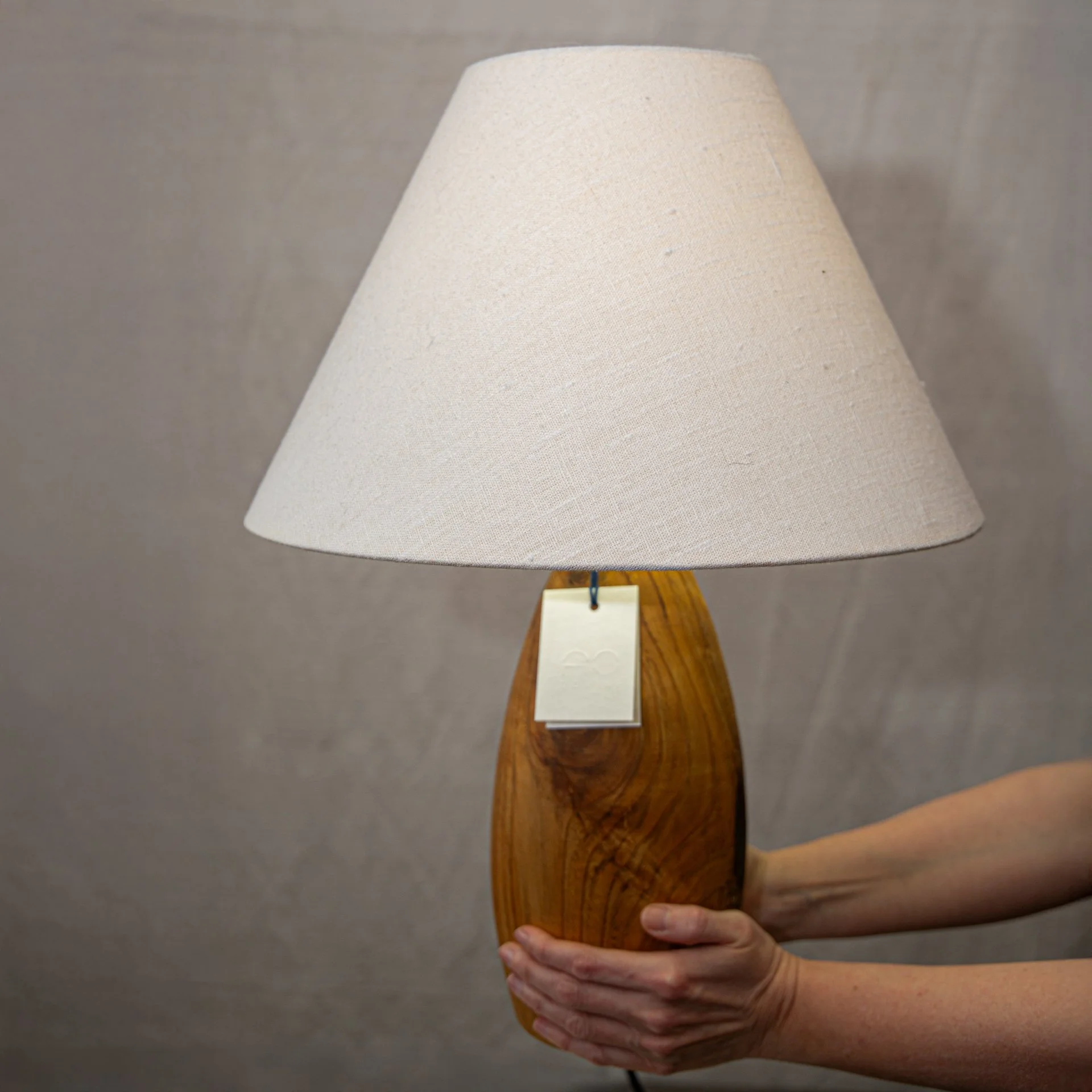 AITOR PUNTO - LÁMPARA TORNEADA DE CASTAÑO