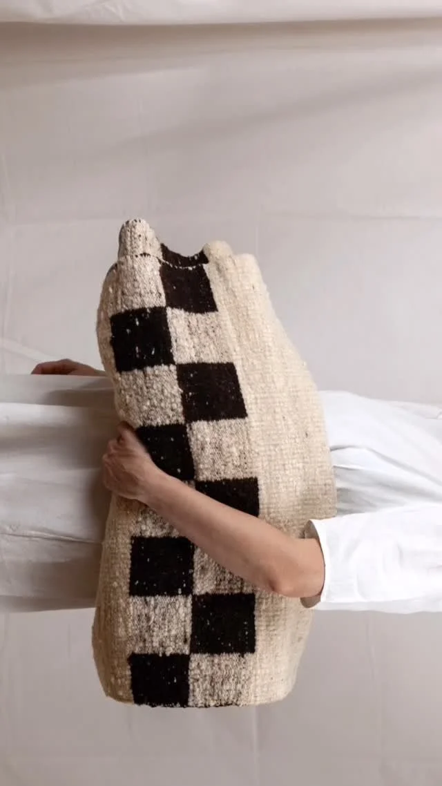 Nuestro proyecto textil es cultura, es parte del patrimonio inmaterial, social, histórico y vivencial de nuestros pueblos.
Mujeres que han sido las transmisoras y depositarias de una de las más fuertes tradiciones de Galicia.
Textiles
