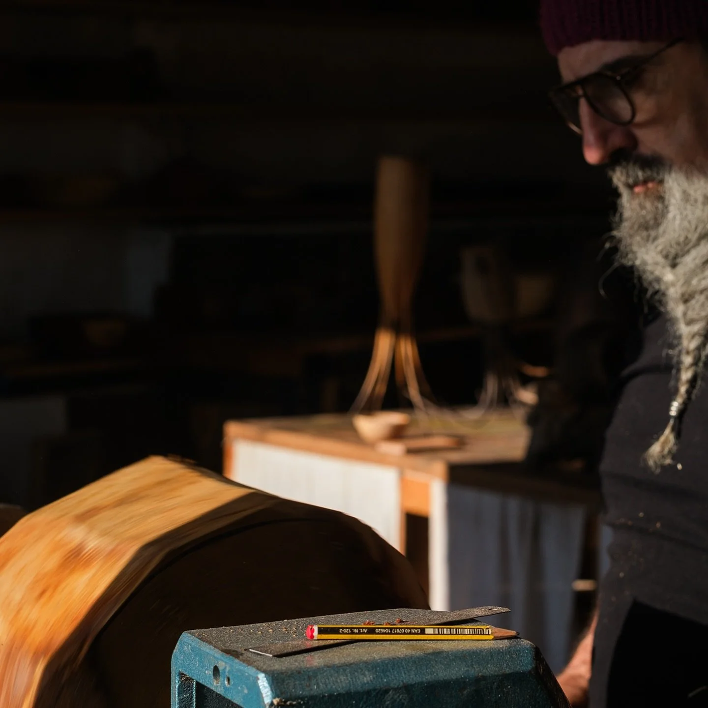 Las manos, son la herramienta del alma.
Las manos que trabajan la materia de la tierra, sólo pueden revelar la belleza de la naturaleza.
@aitor_punto , trabaja madera y sueña madera y deja que ella se exprese. 
Lo importante de su obra