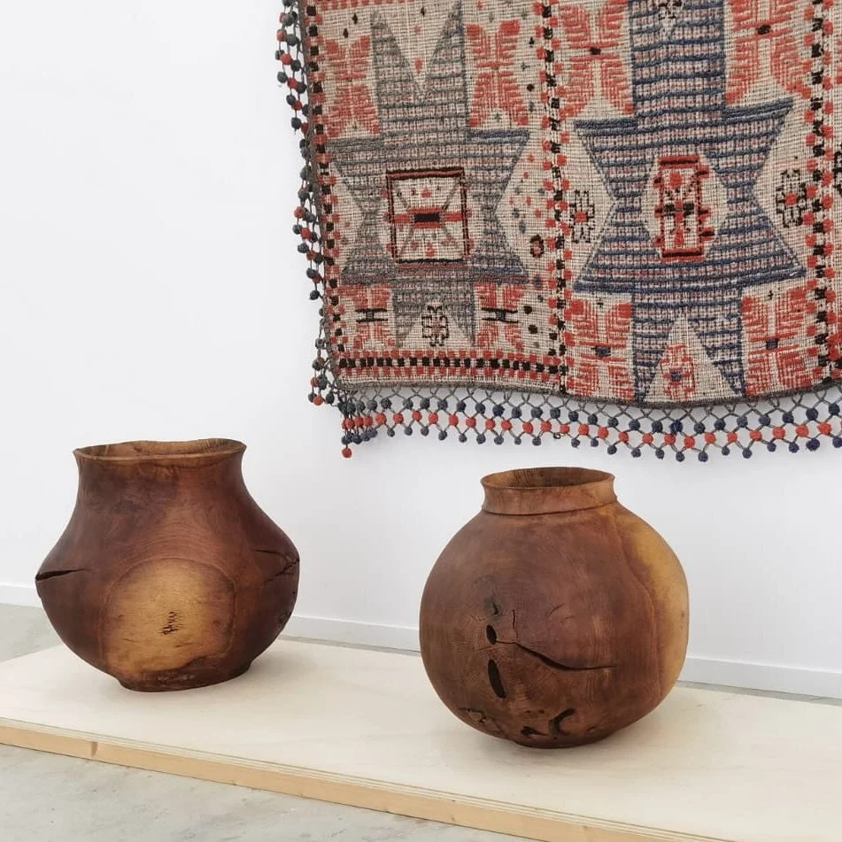 El acervo textil gallego es un bien insustituible que hay que preservar, es cultura y es parte del patrimonio inmaterial, social, histórico y vivencial de
nuestros pueblos. Mujeres que han sido transmisoras y depositarias de una de las m&aacut