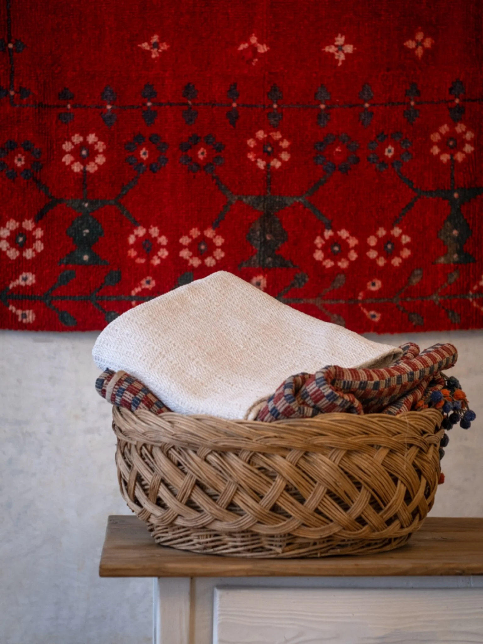 Cada pieza patrimonial recuperada es un acto de resistencia. Cada textil transformado habla de ra&iacute;ces. Piezas artesanales que renacen entre las manos de mujeres de ahora en nuestros talleres locales. Vestir hogares y a personas de historia, de