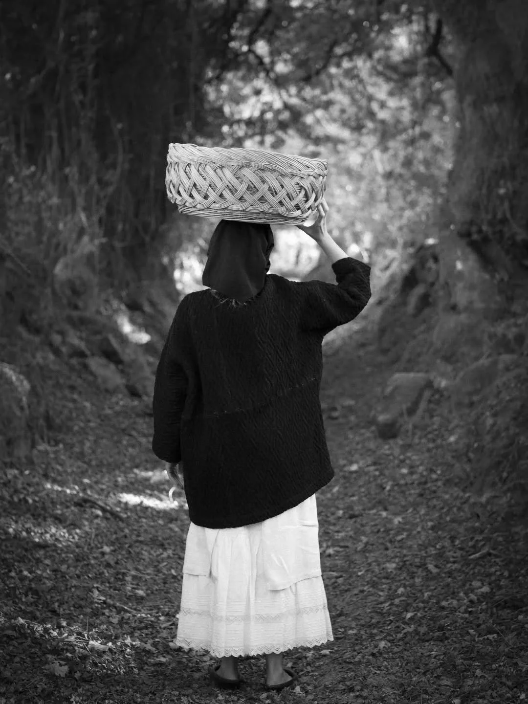 El poder de lo ancestral no est&aacute; en el pasado. Est&aacute; en su capacidad de iluminar el futuro. 
Caminamos hacia el 2026 cargados de lo esencial. Memoria que encuentra refugio en las manos, en la materia, en la emoci&oacute;n, los silencios,