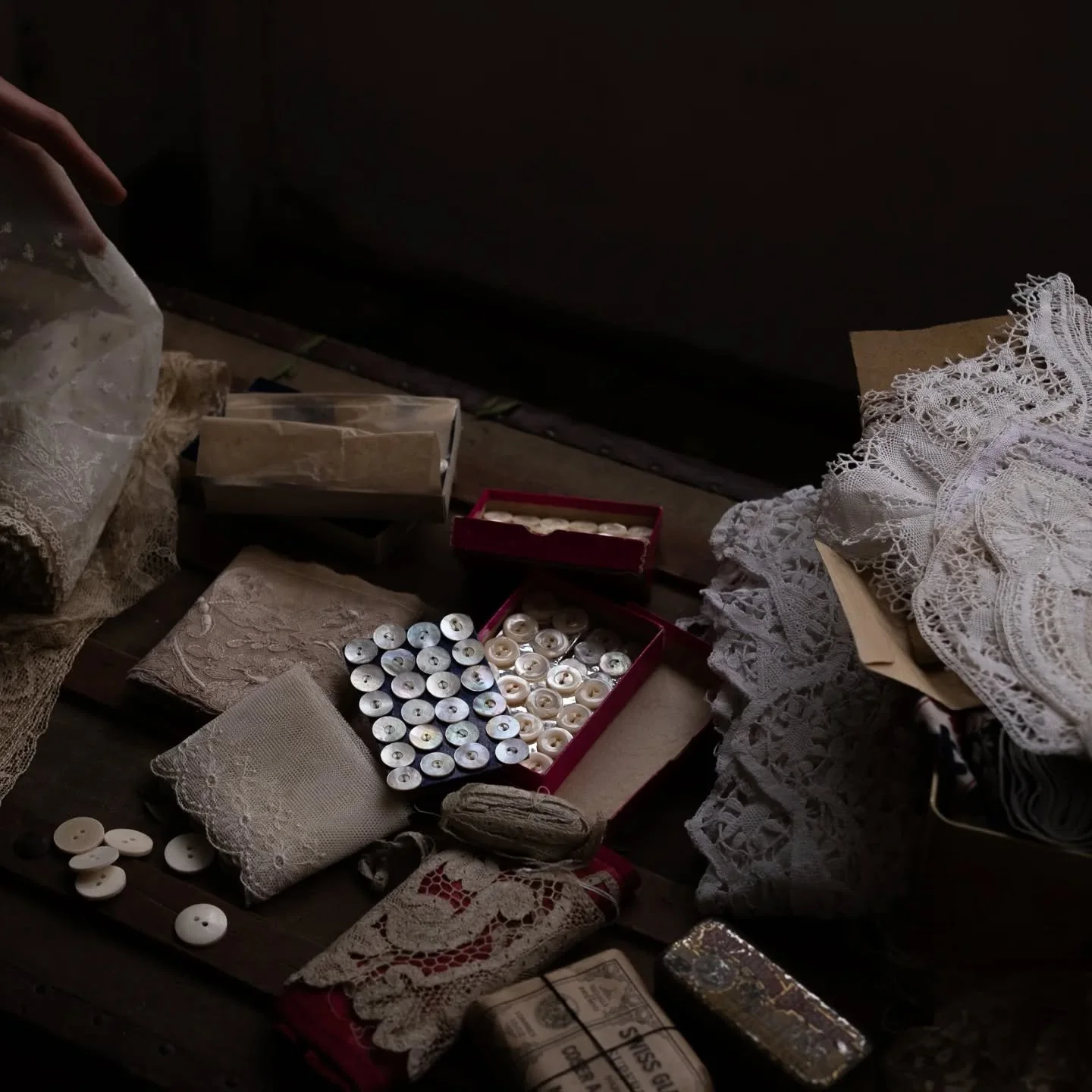 Es maravilloso observar c&oacute;mo lo antiguo sigue interviniendo silenciosa y elegantemente en nuestras piezas &uacute;nicas  contempor&aacute;neas. Estos d&iacute;as estamos creando nuevos textiles y buscando paz y armon&iacute;a en la belleza que