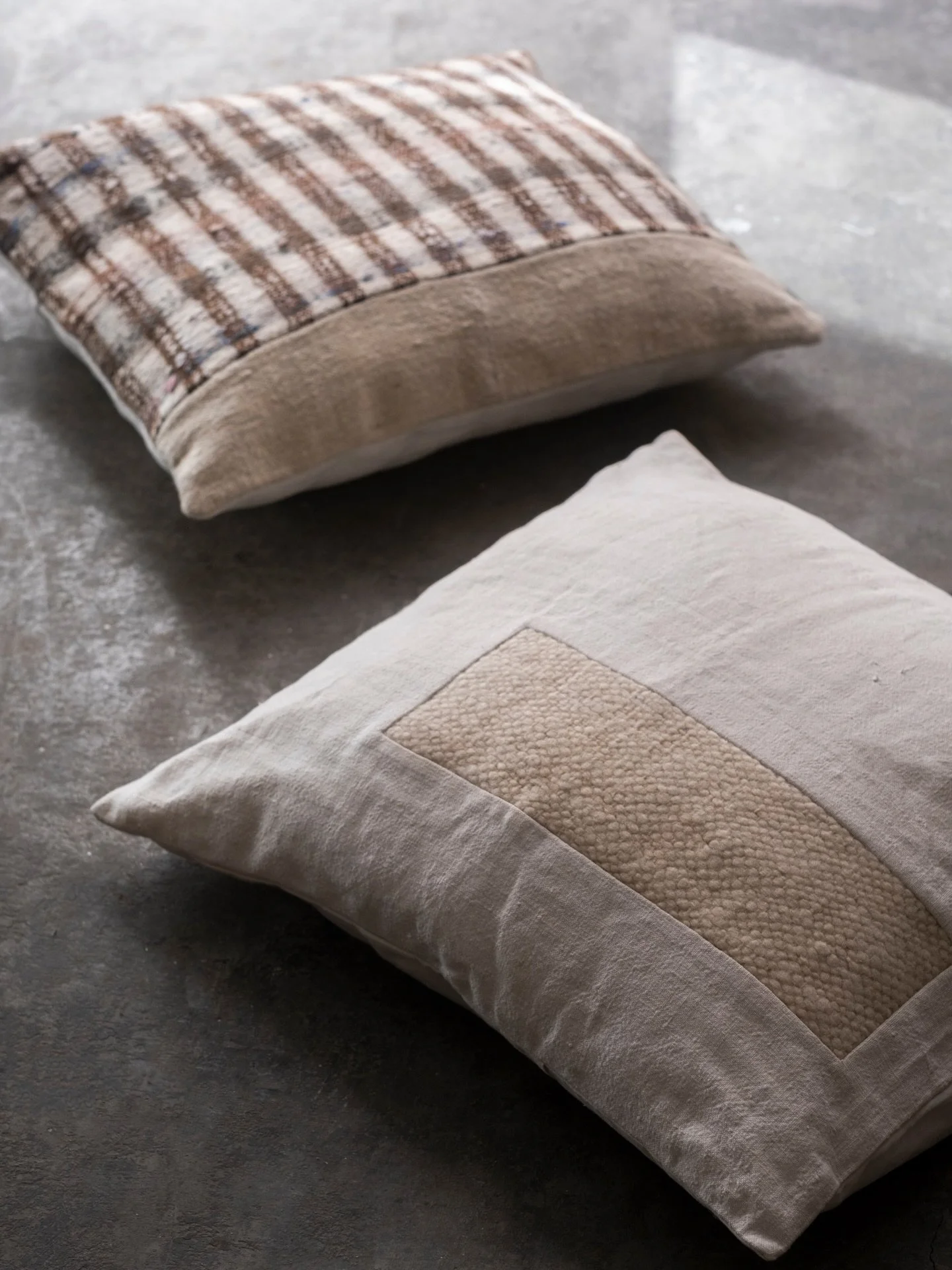 En los ambientes contempor&aacute;neos m&aacute;s atemporales, hay un hilo invisible que separa un espacio &ldquo;interesante&rdquo; de uno que realmente resuena en la memoria de quien lo habita. Ese hilo es el detalle.

Aqu&iacute; no hay artificios