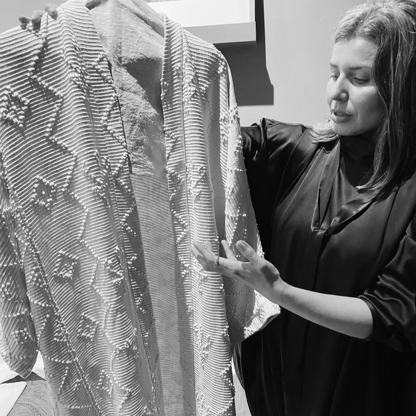 Hay tradiciones que no hacen ruido. 
No levantan monumentos ni aparecen en titulares. Pero sostienen un territorio entero.
El patrimonio textil gallego es una de ellas. 
Soy Lilia, fundadora de AO DOMINI y mi proyecto de recuperaci&oacute;n de tejido