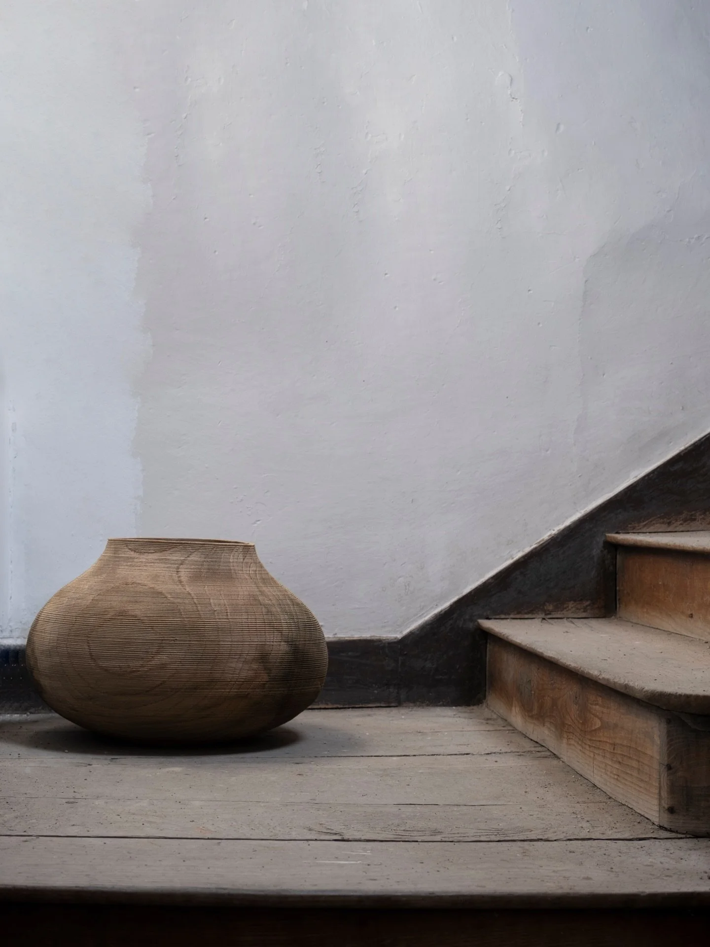 Heritage and art created with traditional crafts, protecting the identity of a region.

Making the most traditional into the most contemporary.

The photograph took by @elenalopezdelamadrid shows a piece by @aitor_punto