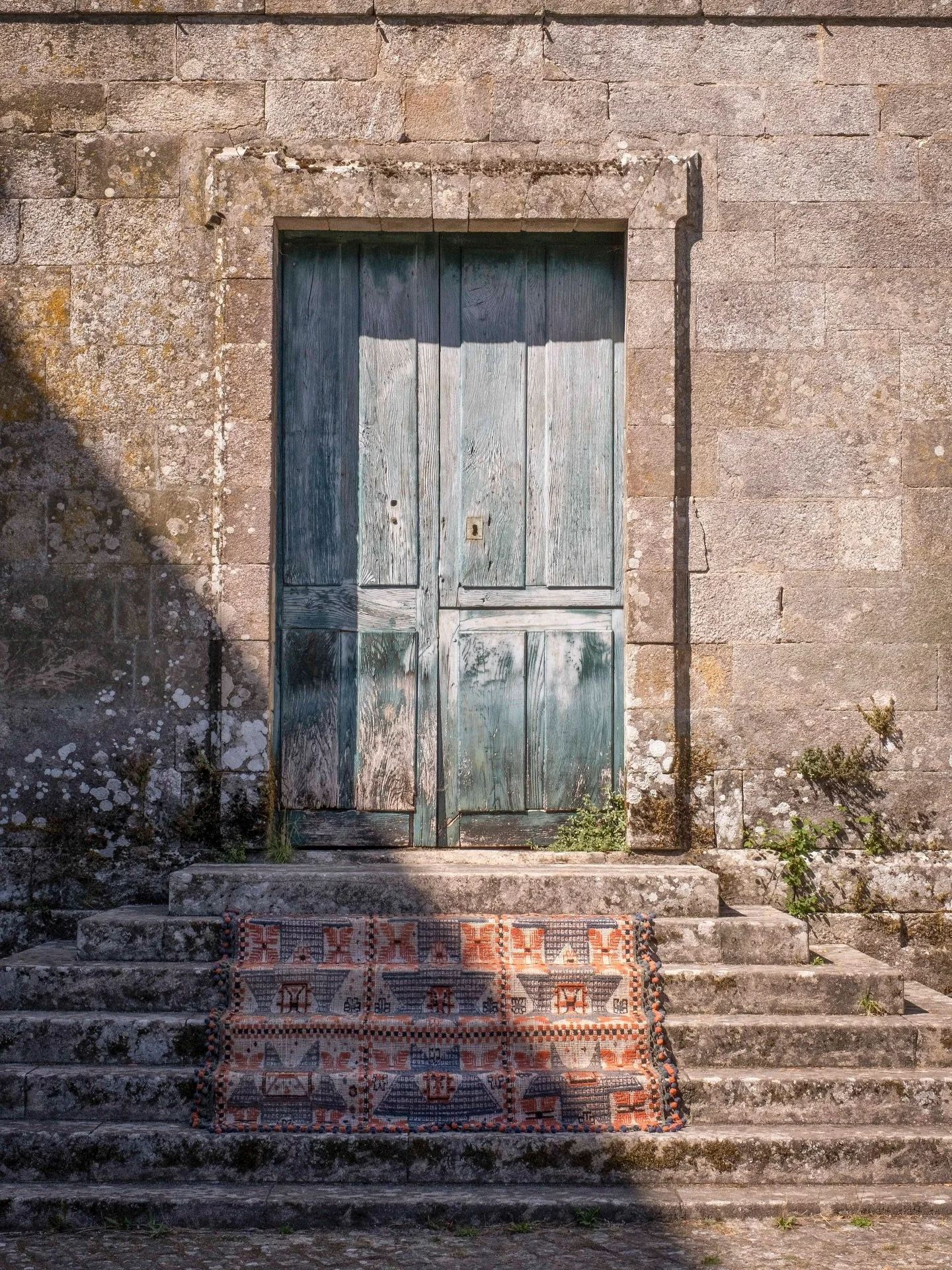 Mirar el pasado para devolver al presente identidad, tiempo, paisaje y cultura. Esa mirada es lo que inspira y abre la puerta al universo creativo de @l_i_l_i_a_m_e_n_d_e_z  para AO DOMINI.
Una mirada contempor&aacute;nea que entiende el tejido no co