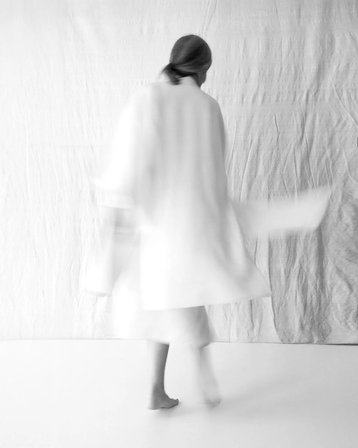 El trabajo de recuperaci&oacute;n textil de AO DOMINI, es como una danza. 
Ir de aqu&iacute; para all&aacute;, conocer, investigar, limpiar, restaurar, pensar, transformar, crear, reinterpretar, perpetuar. Siempre movi&eacute;ndonos con armon&iacute;