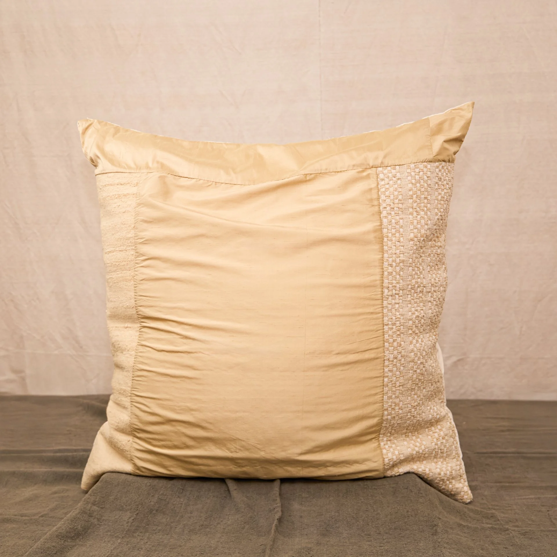 MAXI COJÍN PATCHWORK “SUDBURY YELLOW” DE SEDA Y LANA 80X80