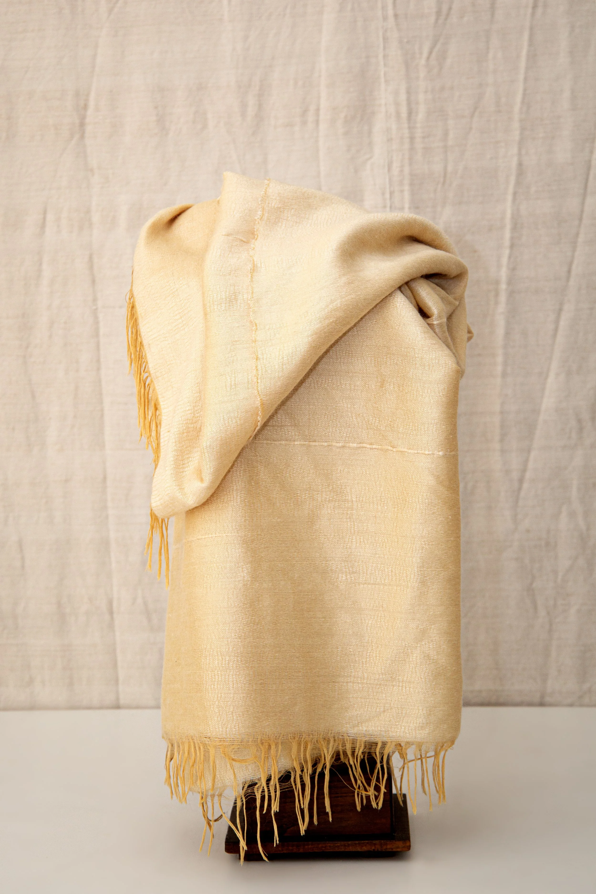 MANTA “DAYROOM YELLOW” CON FRANJAS TEJIDA EN TELAR