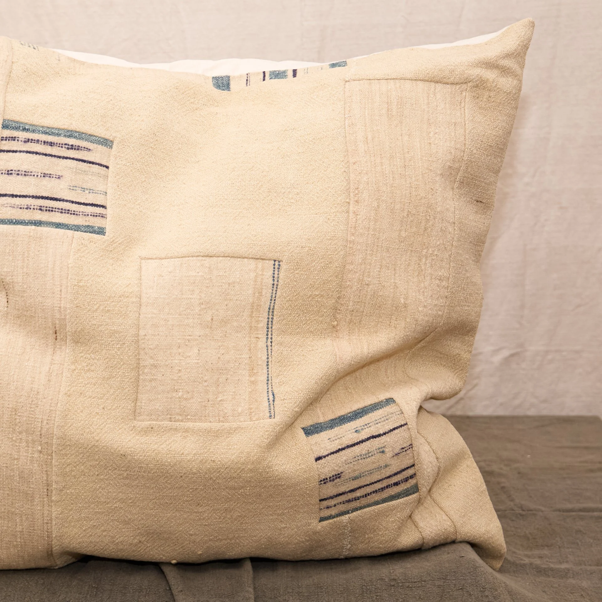 MAXI COJÍN PATCHWORK “PITCH BLUE” DE  DE LINO Y LANA 80X80