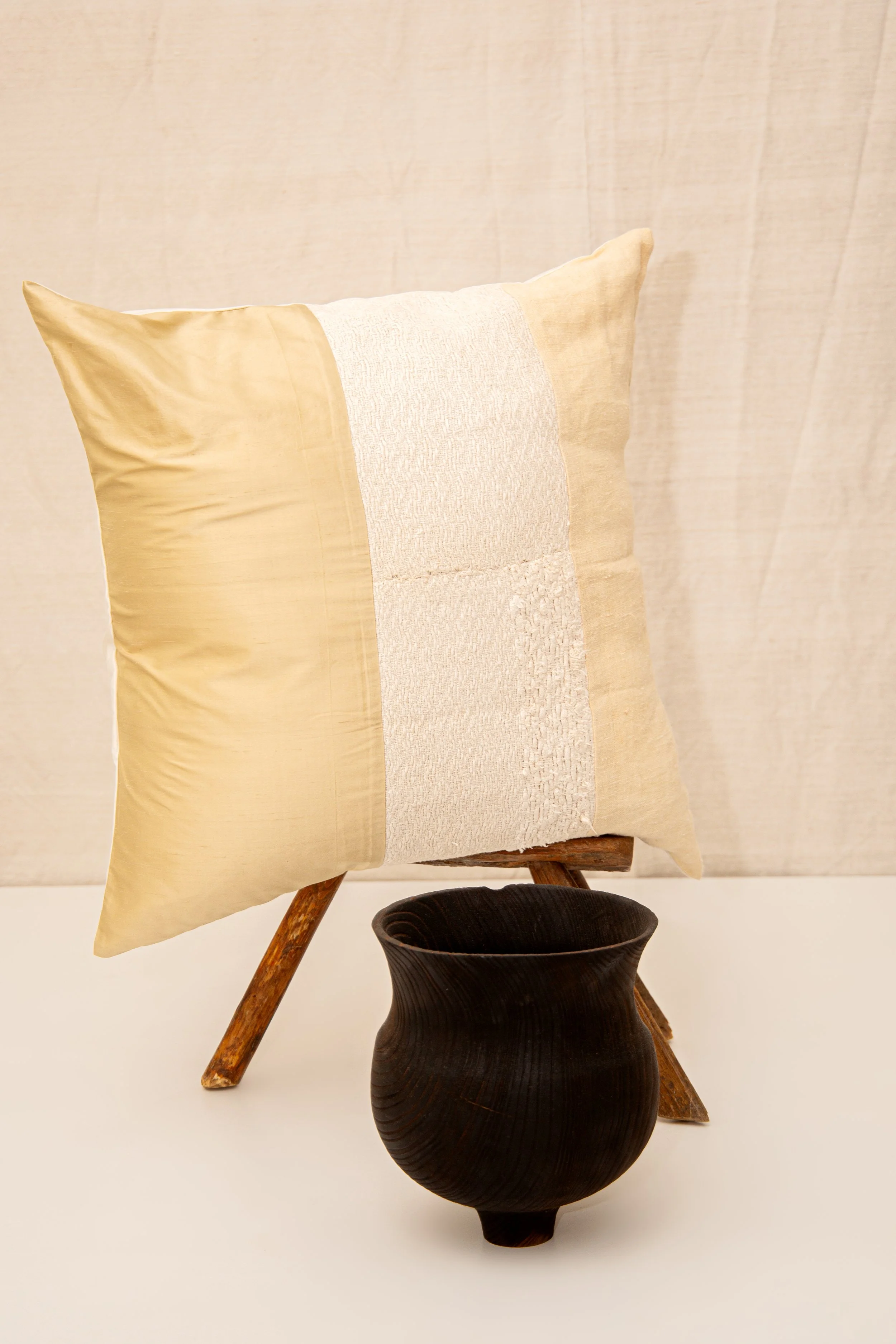 COJÍN “STRING” DE PATCHWORK LINO-SEDA 60X60