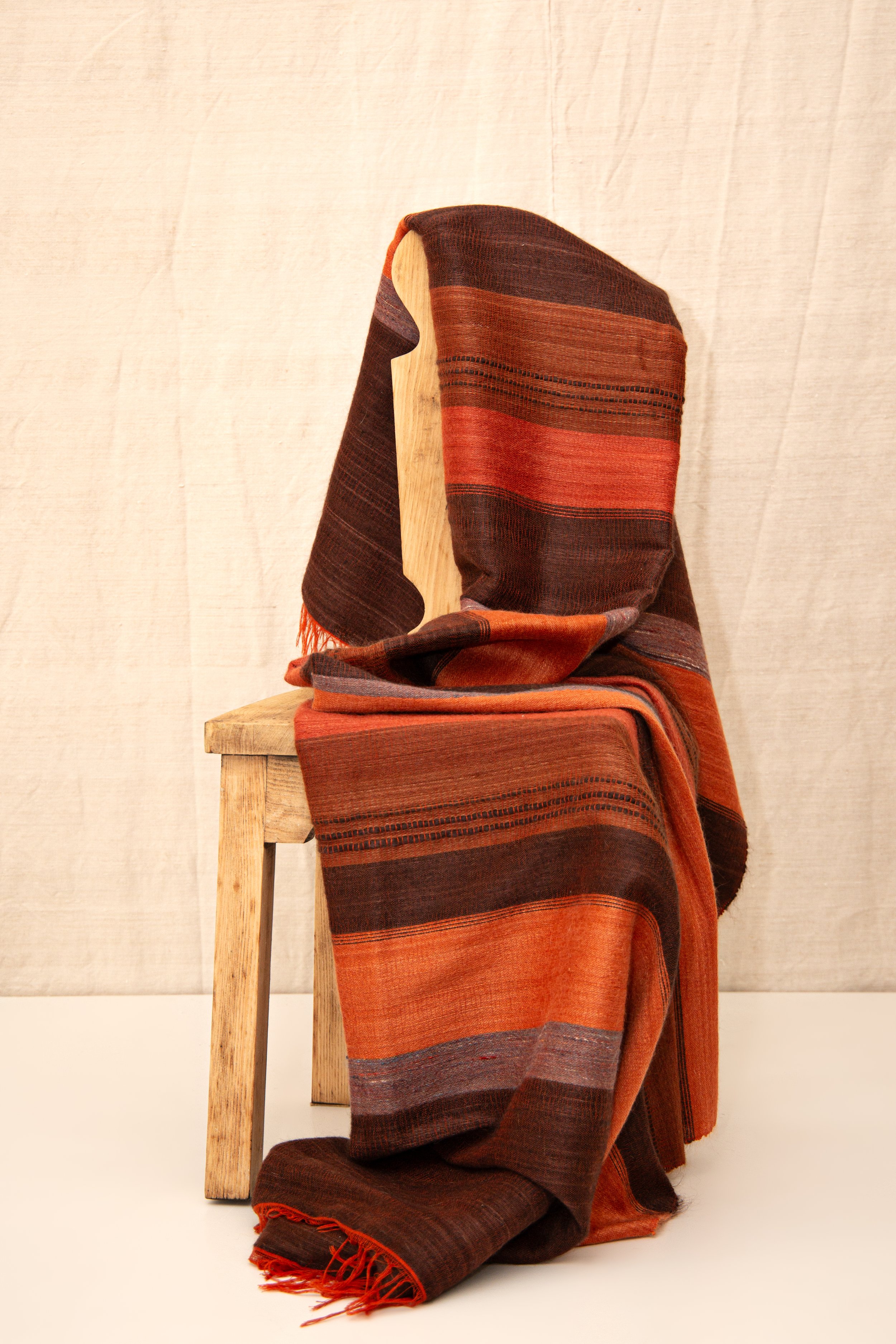 MANTA “RED EARHT” CON FRANJAS TEJIDA EN TELAR