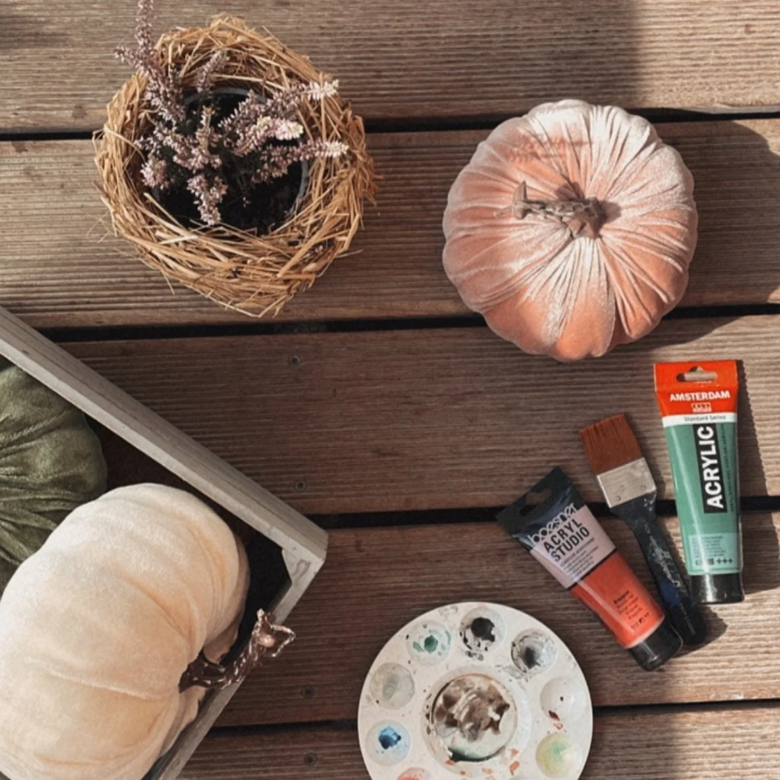 Ich małe so unfassbar gern im Herbst, weil ich die w&auml;rmenden Farben in die Welt hinaustragen m&ouml;chte. Neue Energie verspr&uuml;hen mit Oranget&ouml;nen, neue Lebensfreude mit den unterschiedlichen Nuancen von Sonnengelb bis Indiagelb. Die du