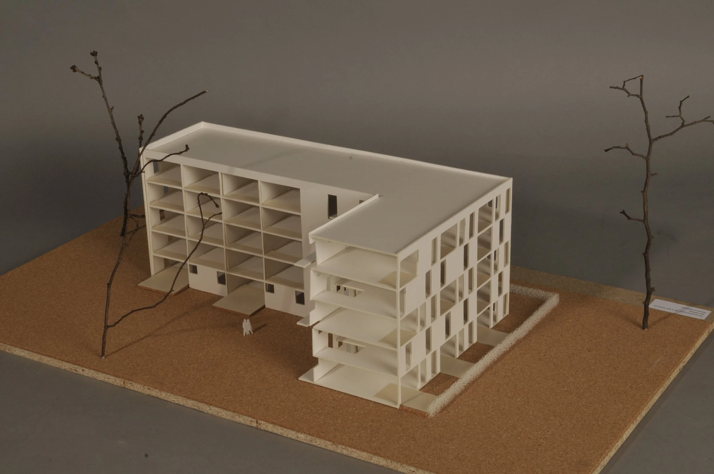 Konzeptmodell im Schnitt eines Wohnblocks