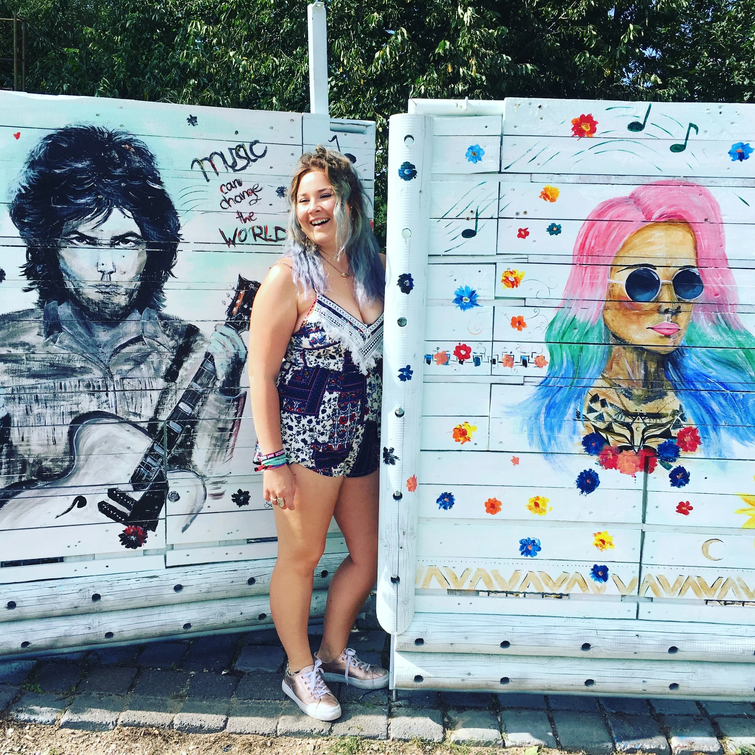 `Music can change the world` Acrylfarbe auf Holztor im Außenbereich