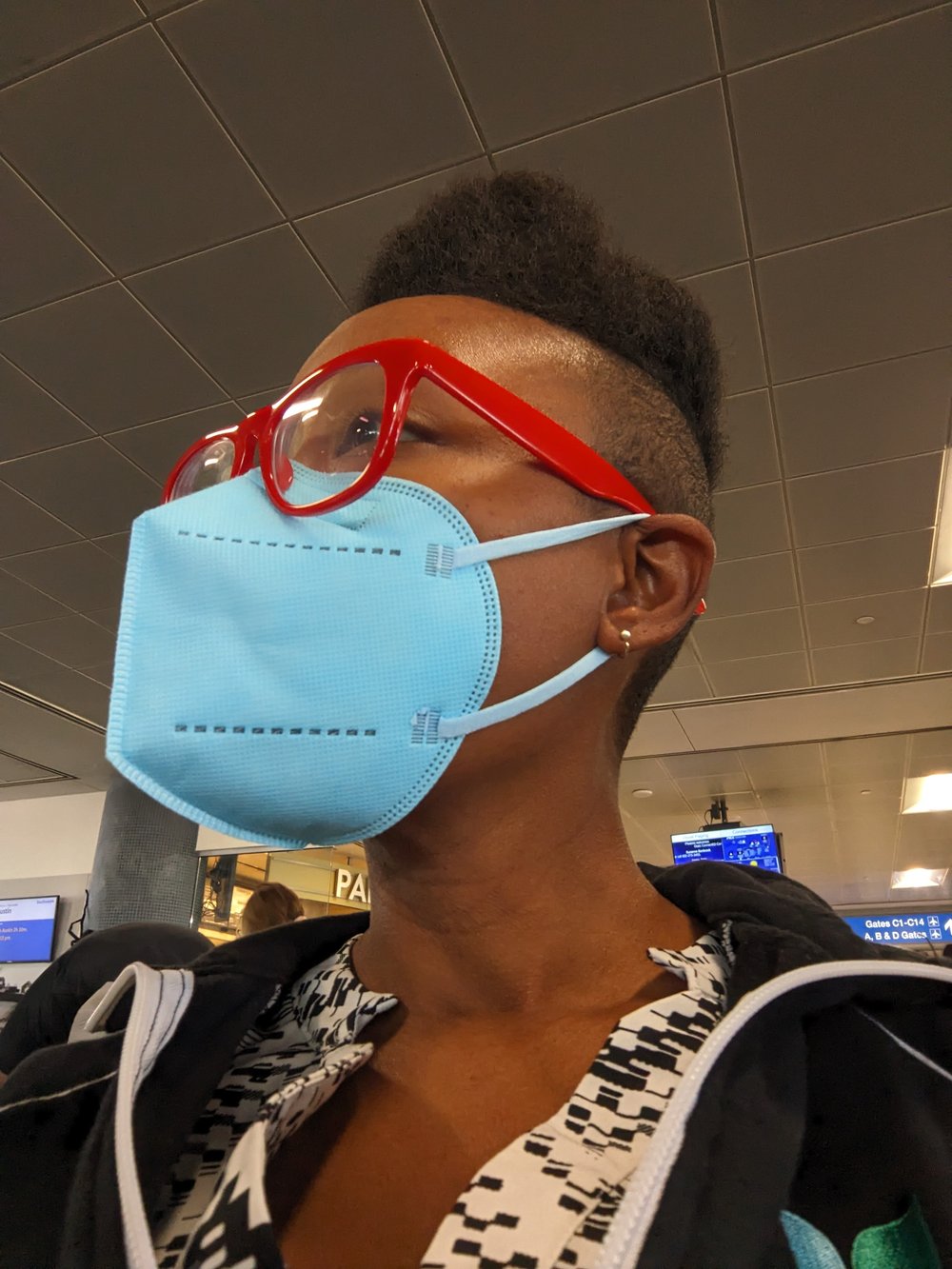 Trying to find other folks wearing masks in the airport (srsly folks, covid is not over)