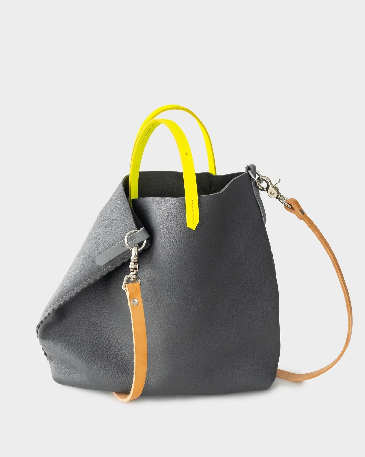 Hit all your rad targets with this charcoal 💣
Louche Tote in Italian milled leather with neon straps available now on the website yo 💥
.
Want it for free?? BOOK YOUR TRUNK SHOW and earn the bag of your dreamzzzzzzz🙌🧠 DM to inquire 
.
.
#trunkshow