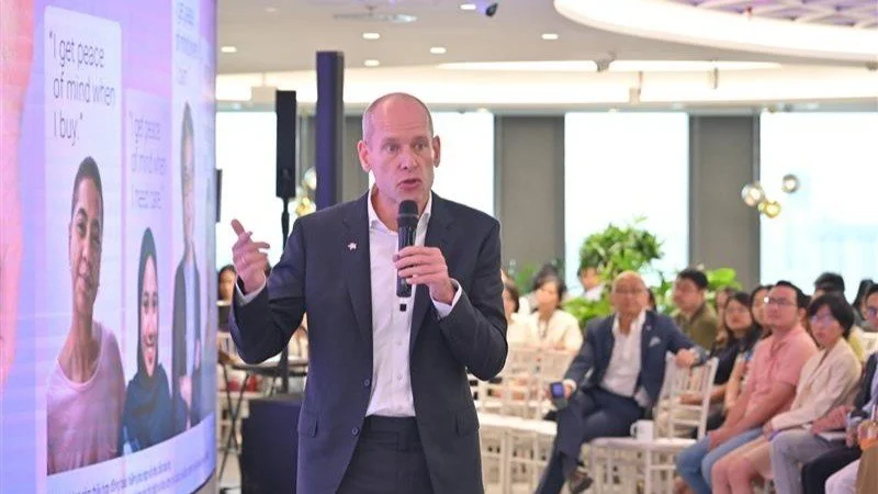 Arjan Toor giving a presentation on stage