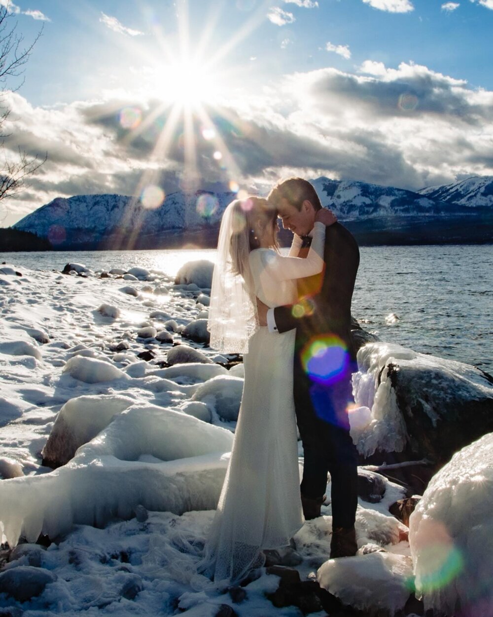 It&rsquo;s currently perfectly snowing here in Western Montana!!! 🤞🏼 for a white Christmas!🎄 

Glacier is soooo stunning in the winter! These two had the perfect winter day a few years ago. Can&rsquo;t wait for more of those this winter! 

Happy h