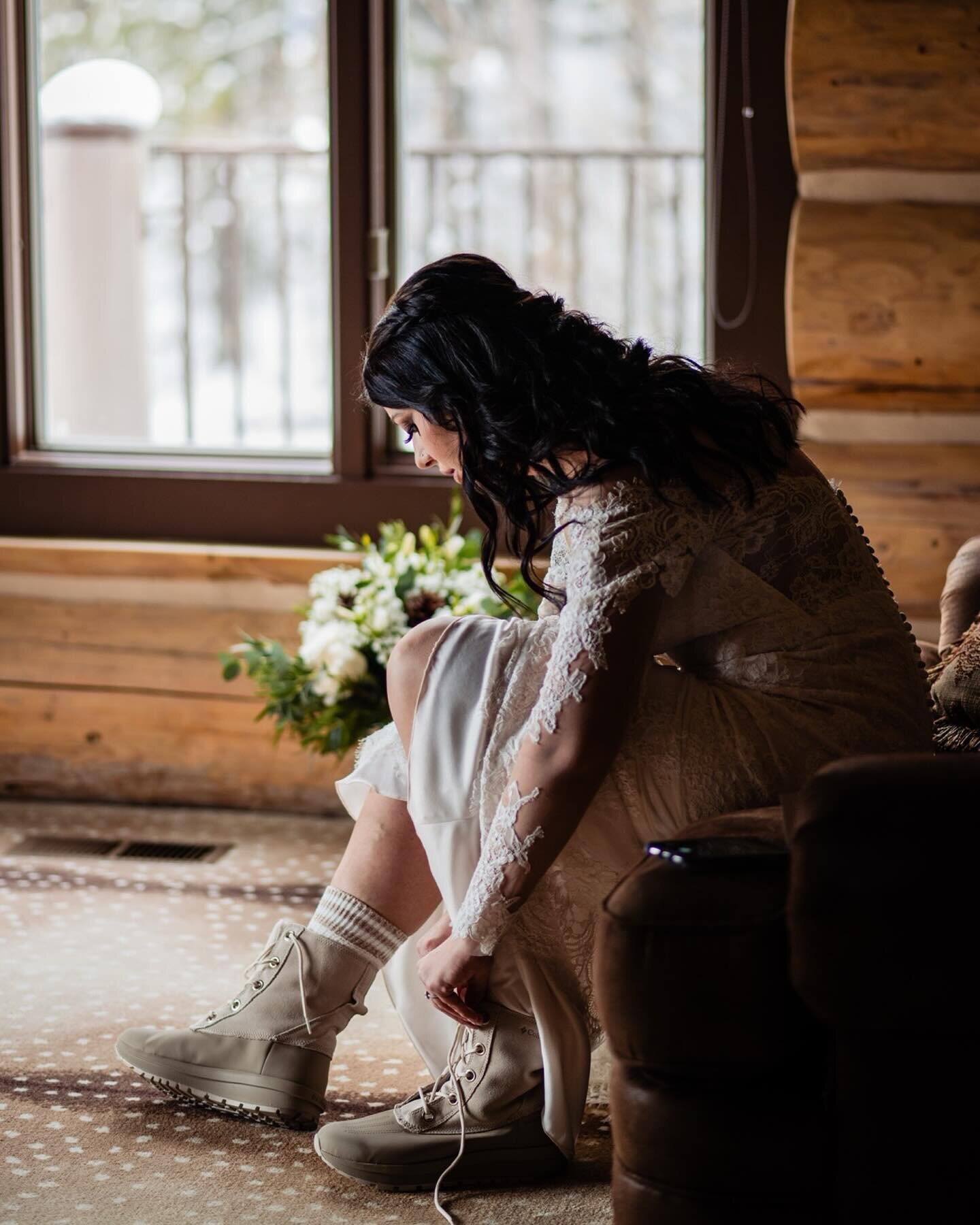 Photographer Lindsey Jane is a photo journalist by training and before doing portraits &amp; weddings worked at a newspaper in Whitefish for 3 years.🗞️ 

If you know how photo journalists are trained- it&rsquo;s to capture the moment as you saw it- 