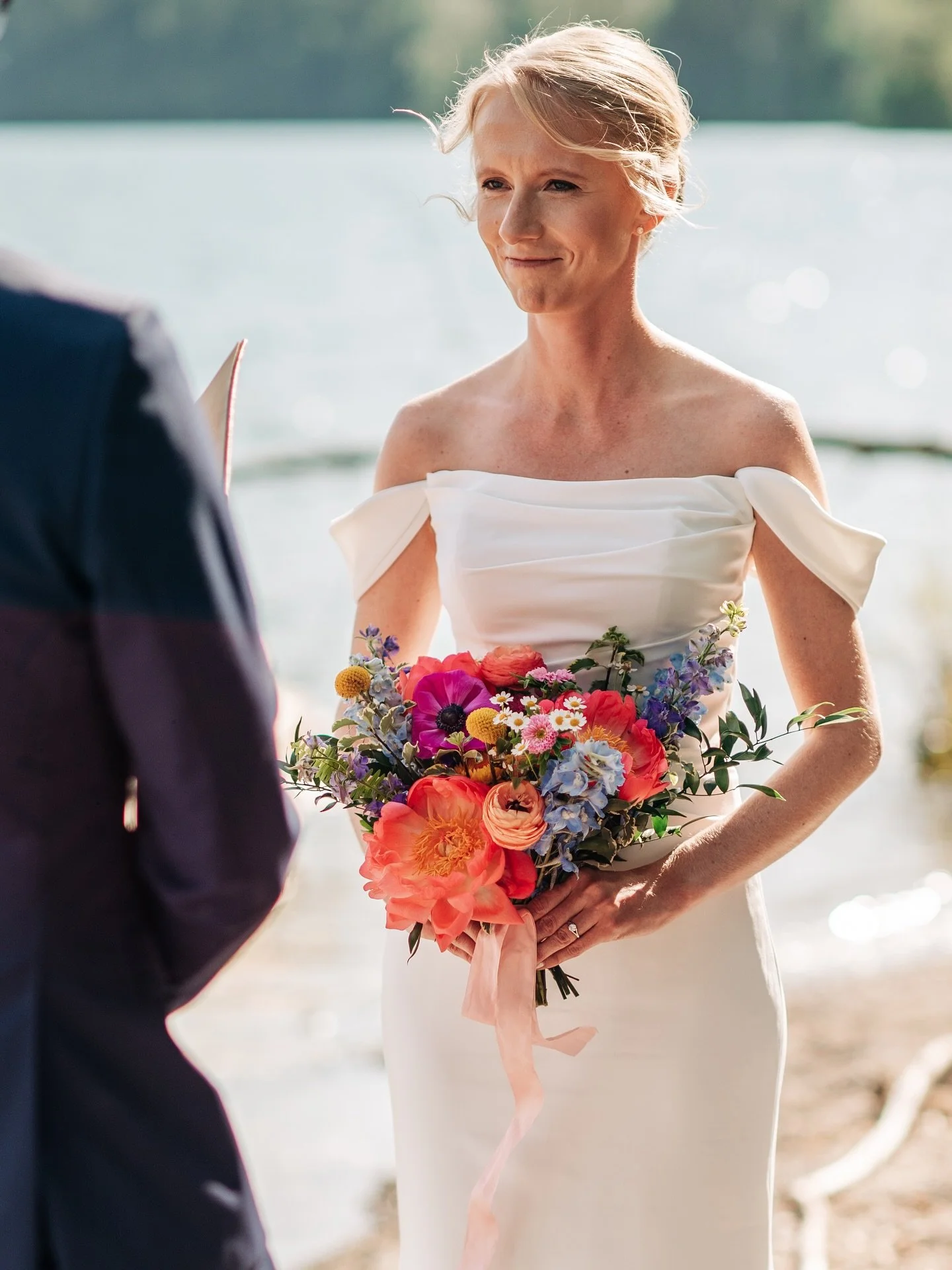 This phenomenal color palette in Jessica&rsquo;s elopement bouquet will SURELY brighten your cold &amp; rainy June day! 

Photographer: @jennifervernarskyphotography 
Celebrant: @lichenandpines.letterpress 
Florals: @mumsweddings @mumsflowersmt 
Hair