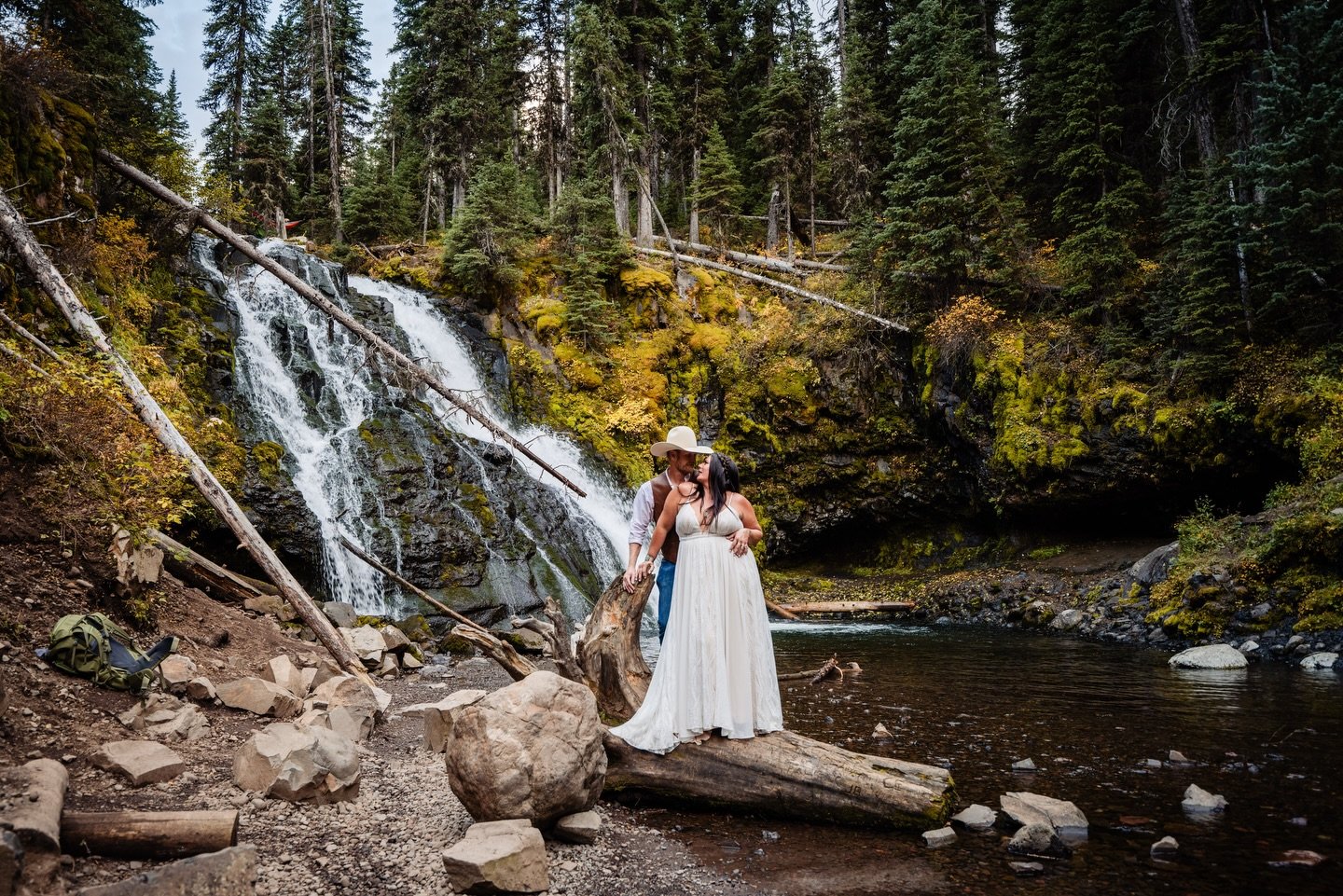 We love a family branding moment! Amanda &amp; Joey&rsquo;s beautiful Western elopement in Hyalite Canyon near Bozeman is on the blog! 

Photographer: @lindseyjanephotographer 
Celebrant:  @berryrelational 
Cake: @ellesbellesbakery 

🪵
#elopemontana