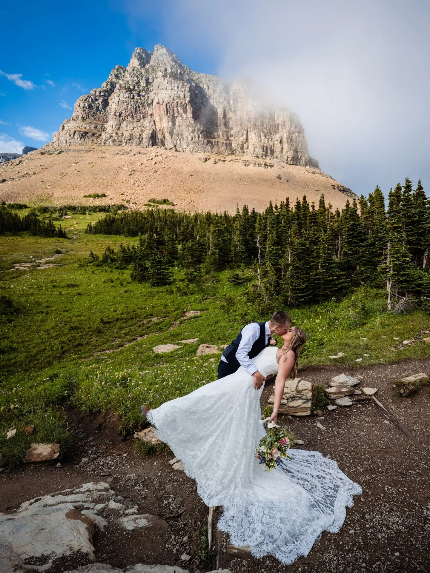 Hannah &amp; Christian&rsquo;s Sweet Summer Elopement at Hungry Horse Reservoir 🩷 &amp; then we took some portraits in Glacier National Park! More on our blog! 

Photographer: @lindseyjanephotographer 
Beauty: @boundlessbeautystudio 
Cake: @mountain