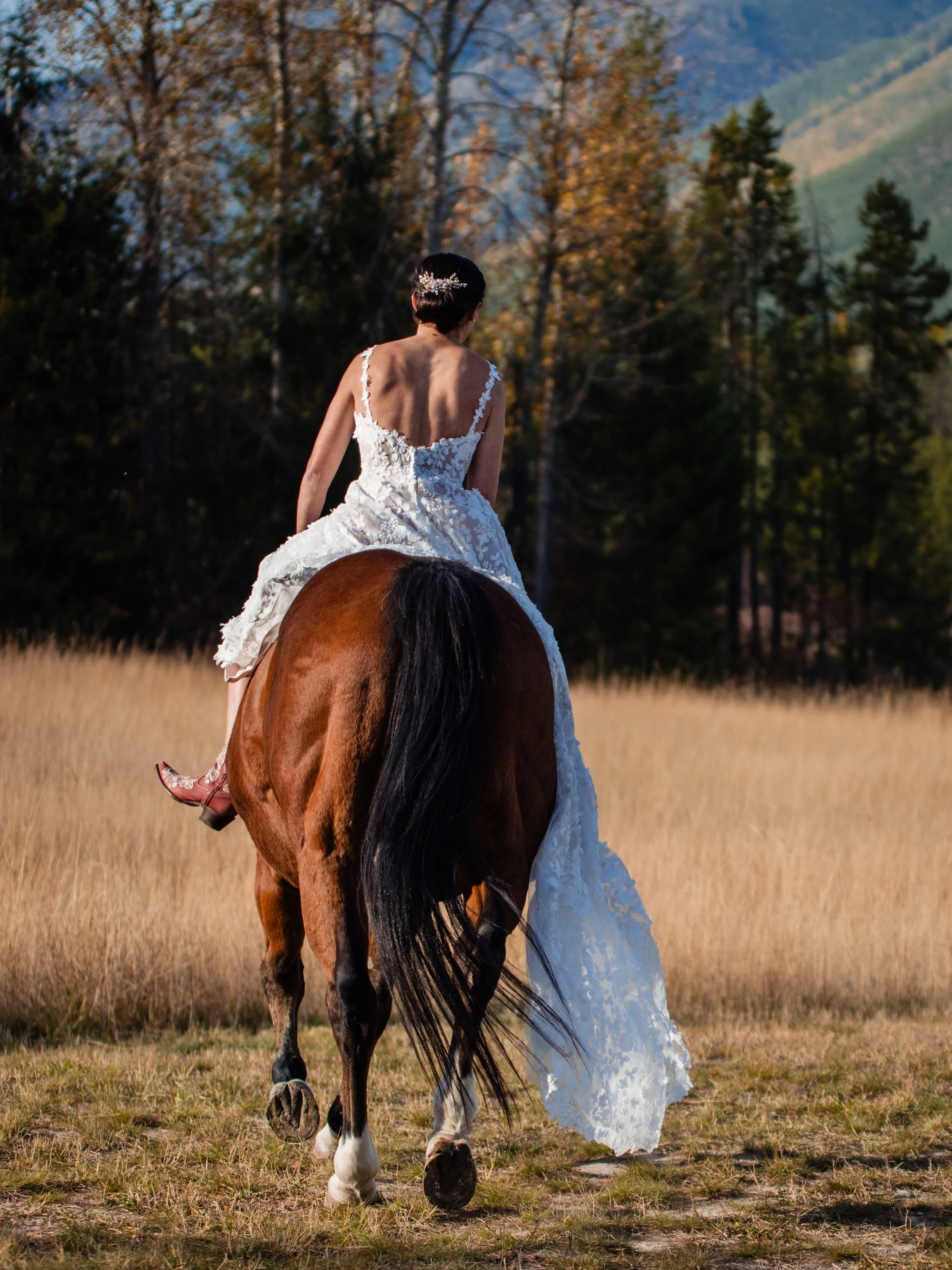 It&rsquo;s a busy week in the Flathead Valley with two major annual events in town >>> @underthebigskyfestival AND The Event @rebeccafarm 🐎🤠! Got us thinking about all our western styled couples 🫶🏻 Any last minute elopements 👀?!

Photos