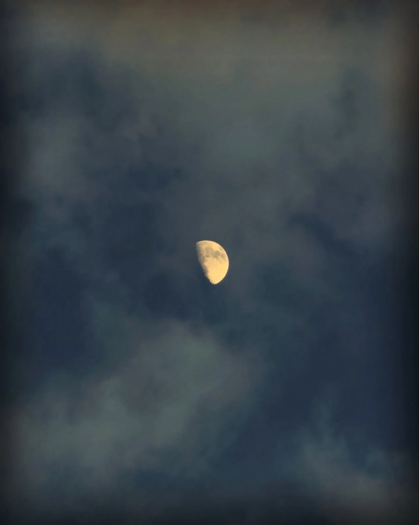 Happy moon-day, loves 🌙 🫶 This week luna is waxing to the full moon in cancer 🌕 ♋️ calling on us to cleanse our &lsquo;inner crab shell&rsquo; &amp; commit to holding this safe &amp; loving space inside ourselves to feel our feelings each day &amp