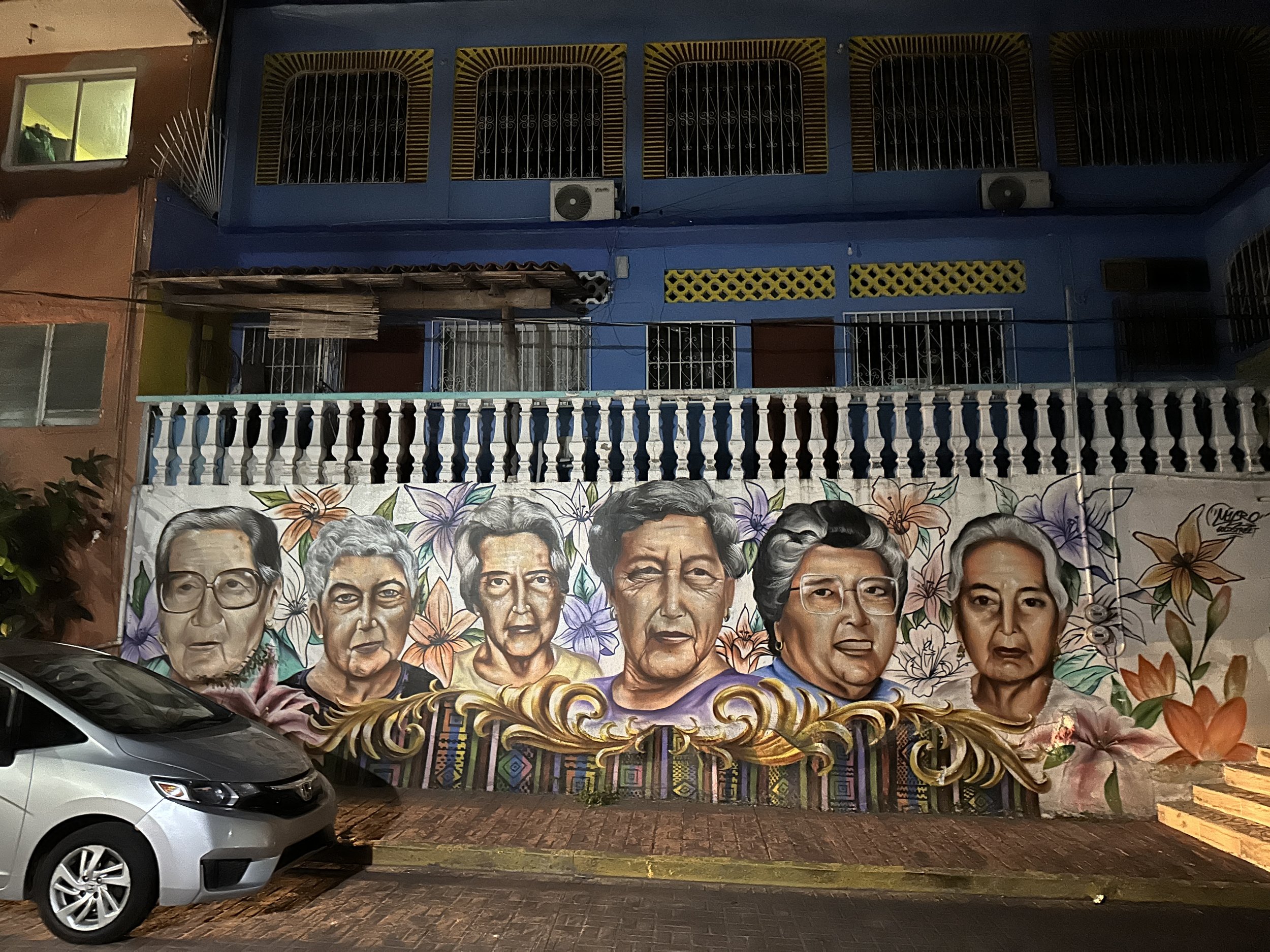 Las Abuelas Downtown Zihuantanejo
