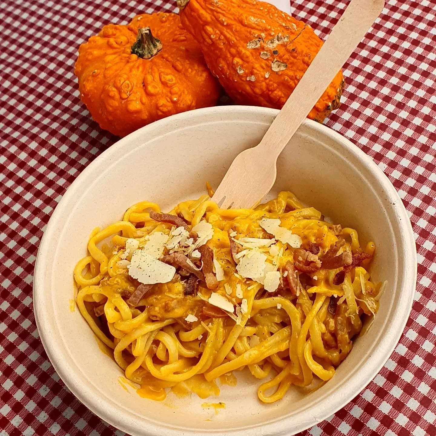 Denne uhe p&aring; Menu' ...Hjemmelavet pasta 
MED hokkaido autentisk carbonara med &aelig;g, gr&aelig;skarsauce, &oslash;ko-ost ​​fra Enghaveg&aring;rd og Grana Padano, bacon og &oslash;kologisk skinke fra Enghaveg&aring;rd. 95KR
#VadeMad #efter&ari