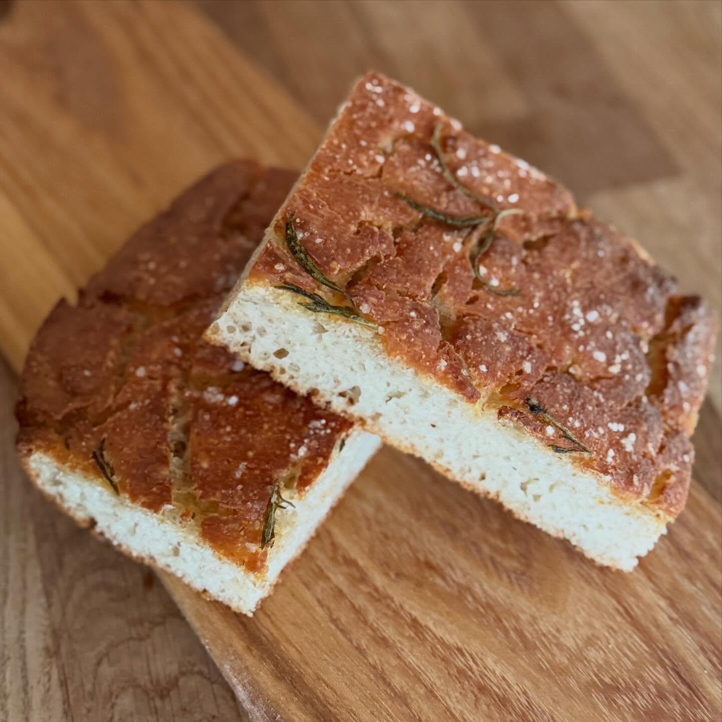 Vores FOCACCIA er et luftigt, langtidsh&aelig;vet italiensk br&oslash;d, bagt frisk &amp; fyldt med s&aelig;sonens bedste r&aring;varer. Den serveres med alt fra lokale oste &amp; skinker til gr&oslash;nt og hjemmer&oslash;rte dressinger. 🥪🇮🇹🌊 

