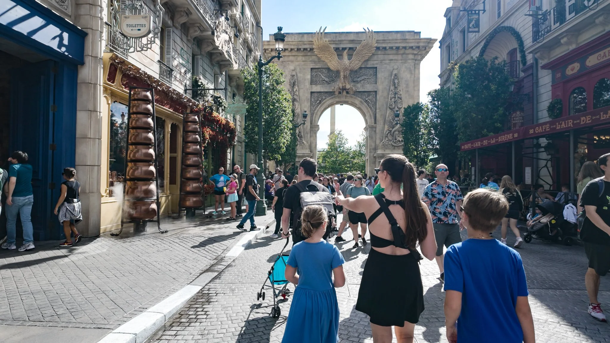 Walking through Wizard World Ministry of Magic.jpg