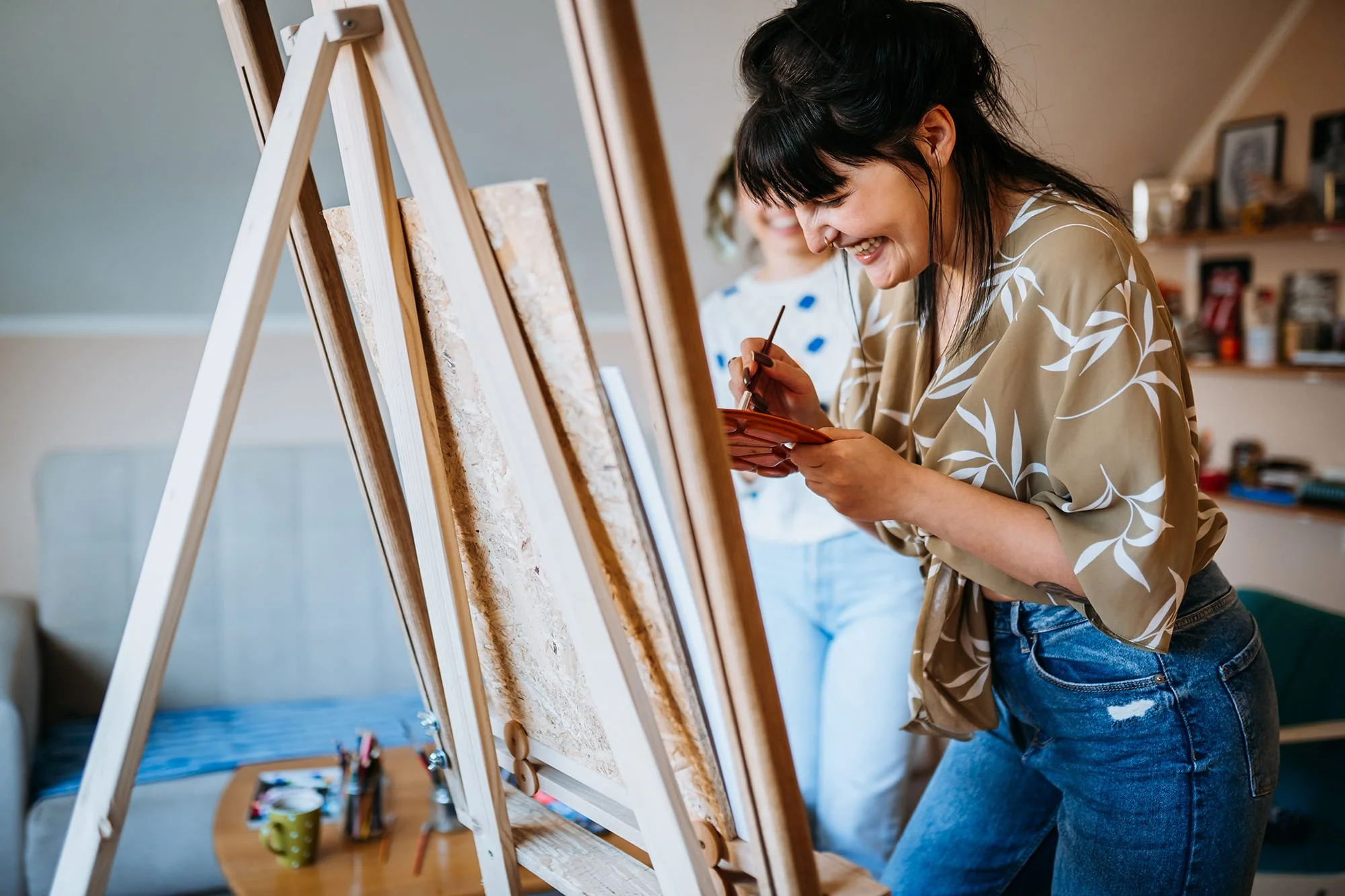 Frau beim intuitiven Malen in einem Kreativworkshop zur Selbstwahrnehmung