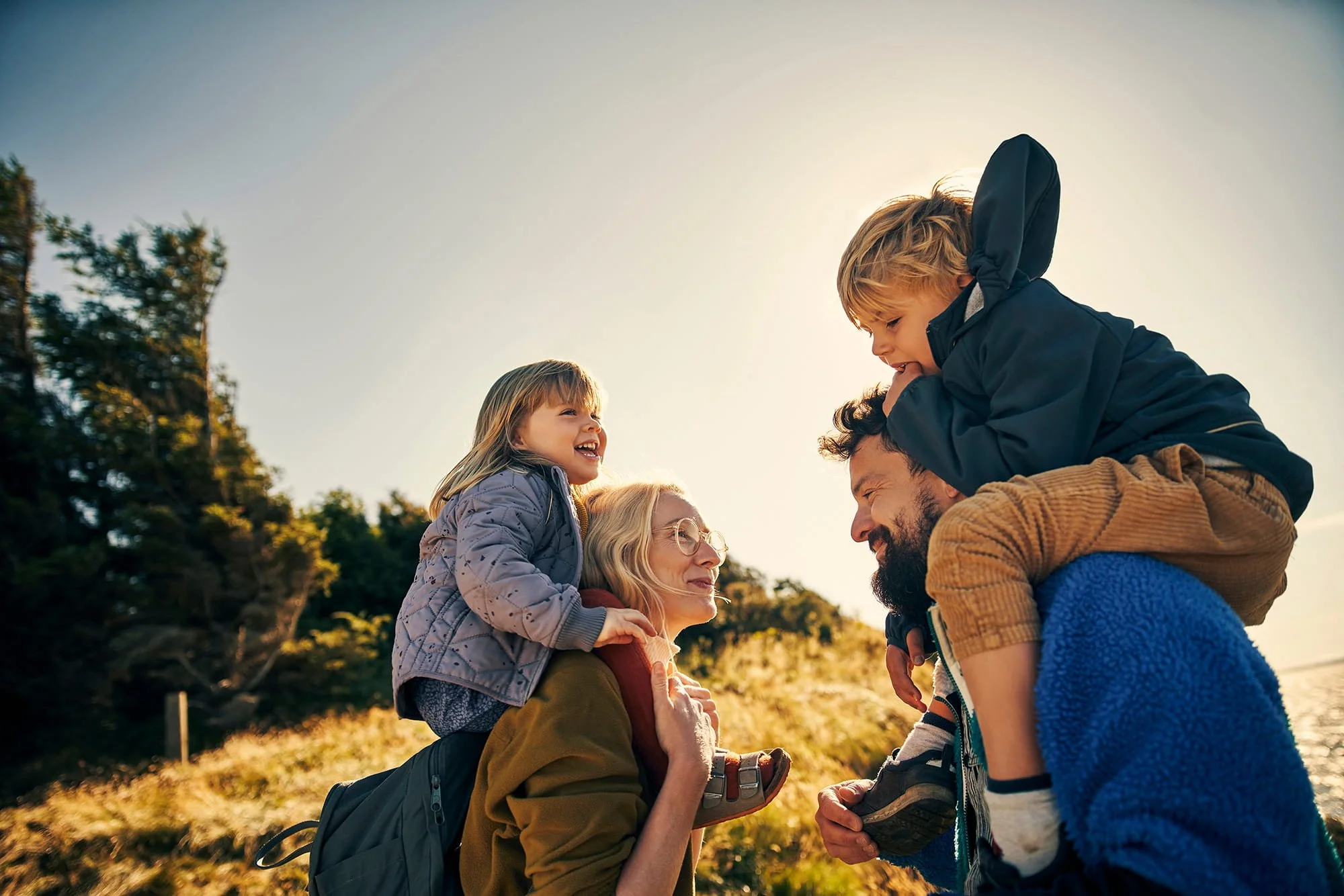Familie verbringt Zeit miteinander in der Natur – Symbol für Beziehungen, Familie und Zusammenhalt