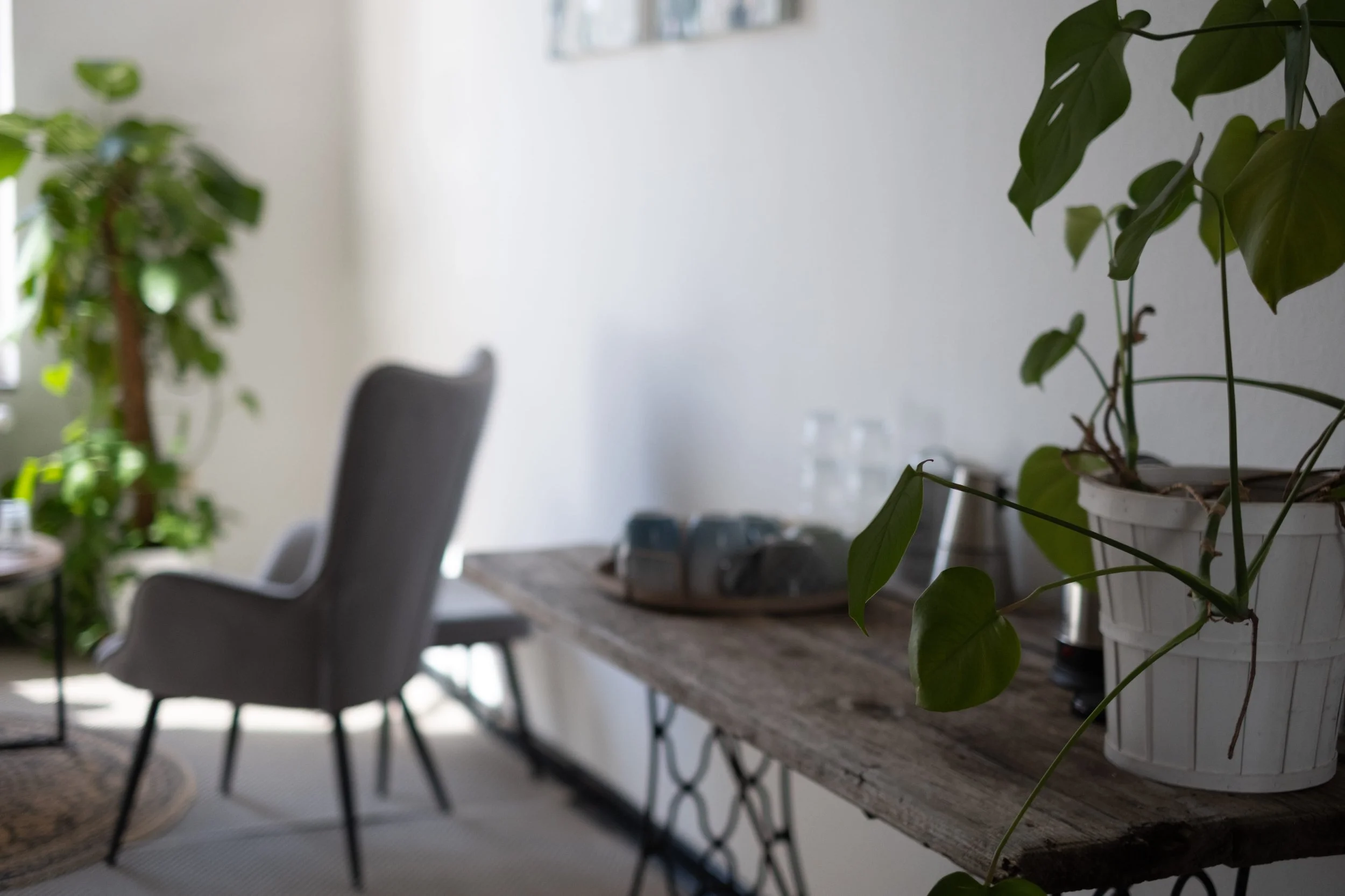 Im Coaching oder Beratungsraum, den man auch für Therapie nutzen kann, ist die Tee- und Kaffeecke zu sehen. Die Nutzung ist im Mietpreis enthalten.
