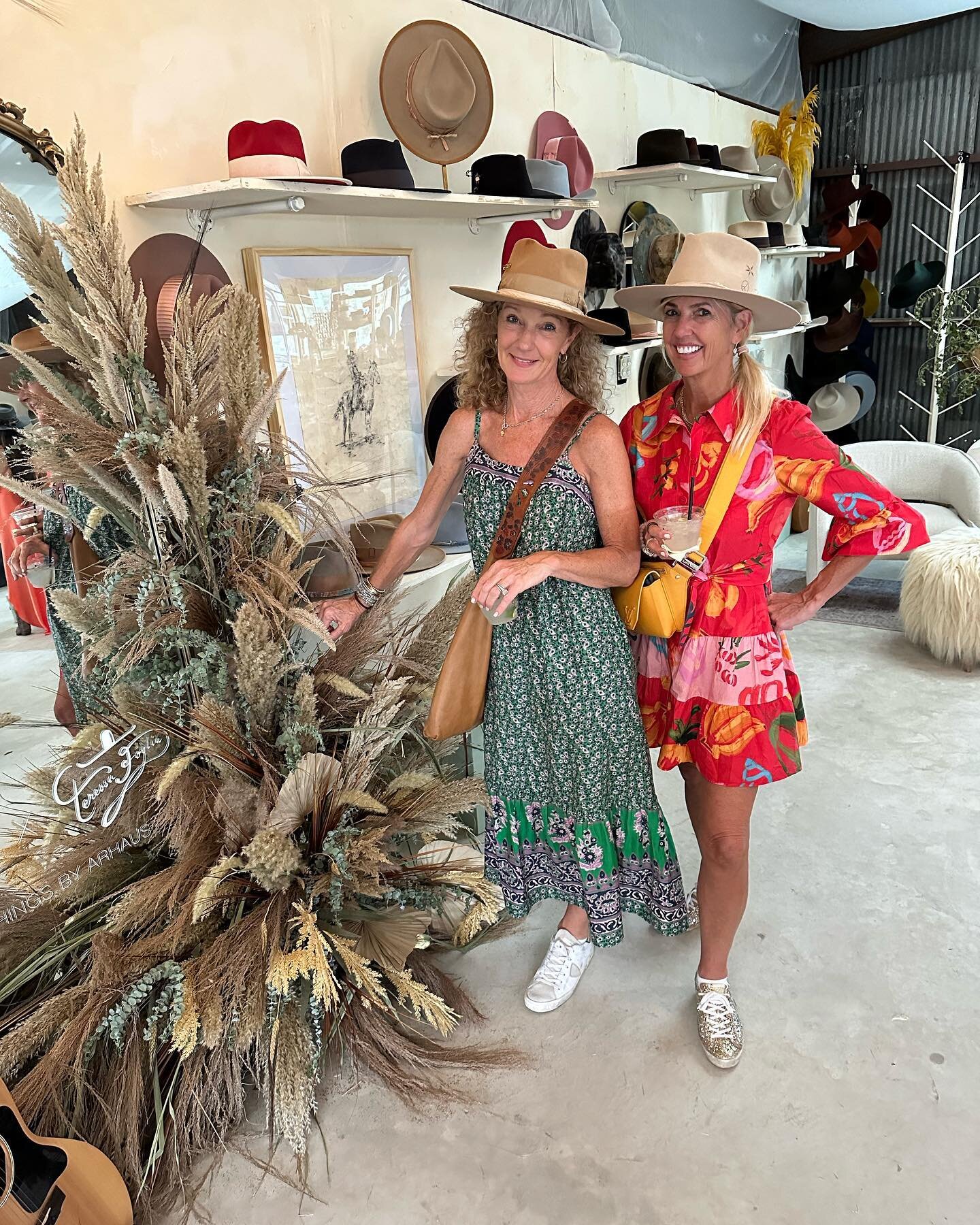 Hats off to Round Top!
#antiquingmecca #texas🇨🇱 ❤️ #more shopping🙄🤣 #cowgirlstyle #interiordesign