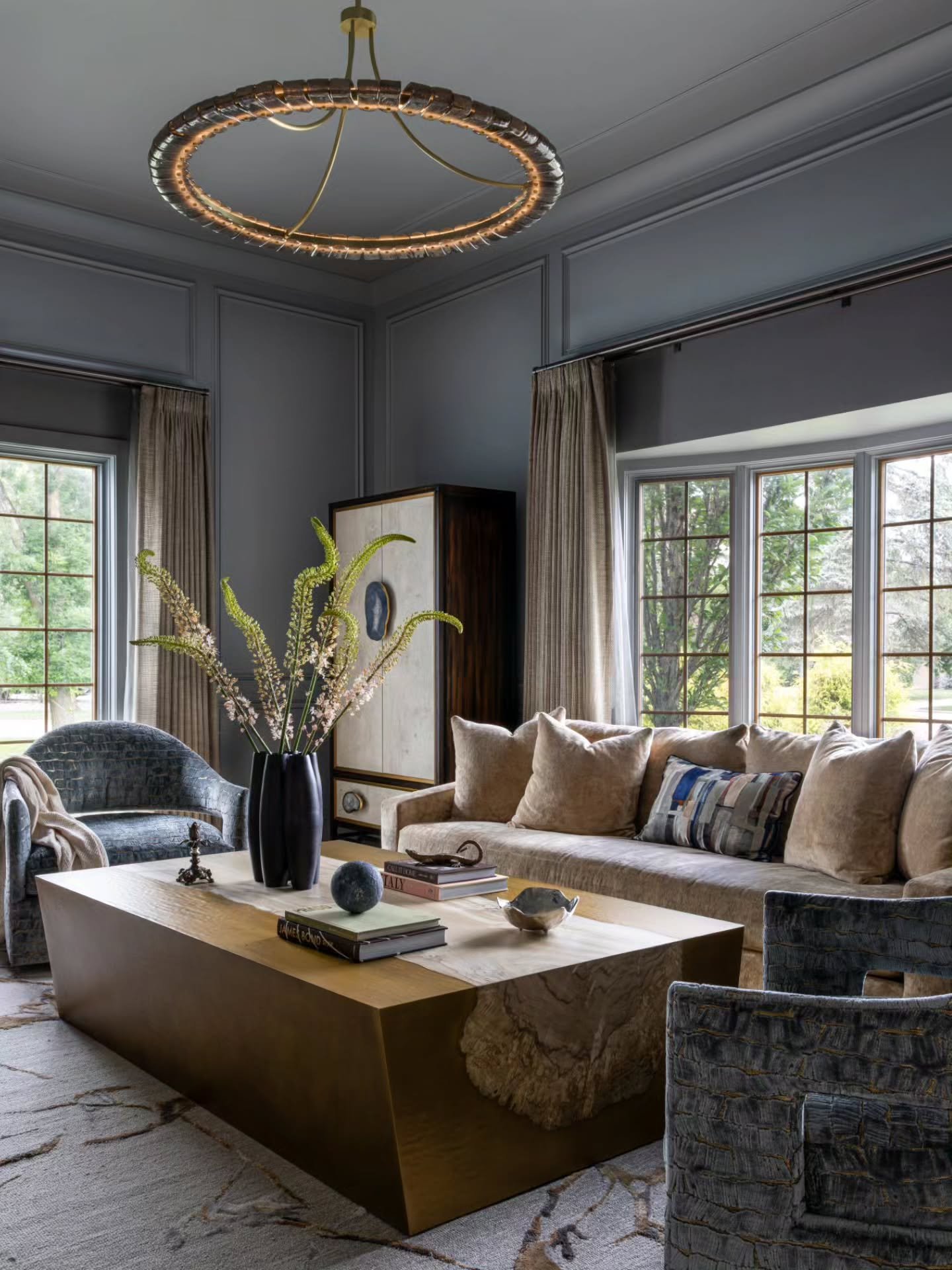 Some rooms ask for attention, 
the best ones invite you to stay. 

With its layered neutrals and warm palette this room is effortlessly livable.

Designer: @curlywillowinteriors
Photographer: @jilltiongco_interiors
Stylist: @natalie.fitz.design

#hin